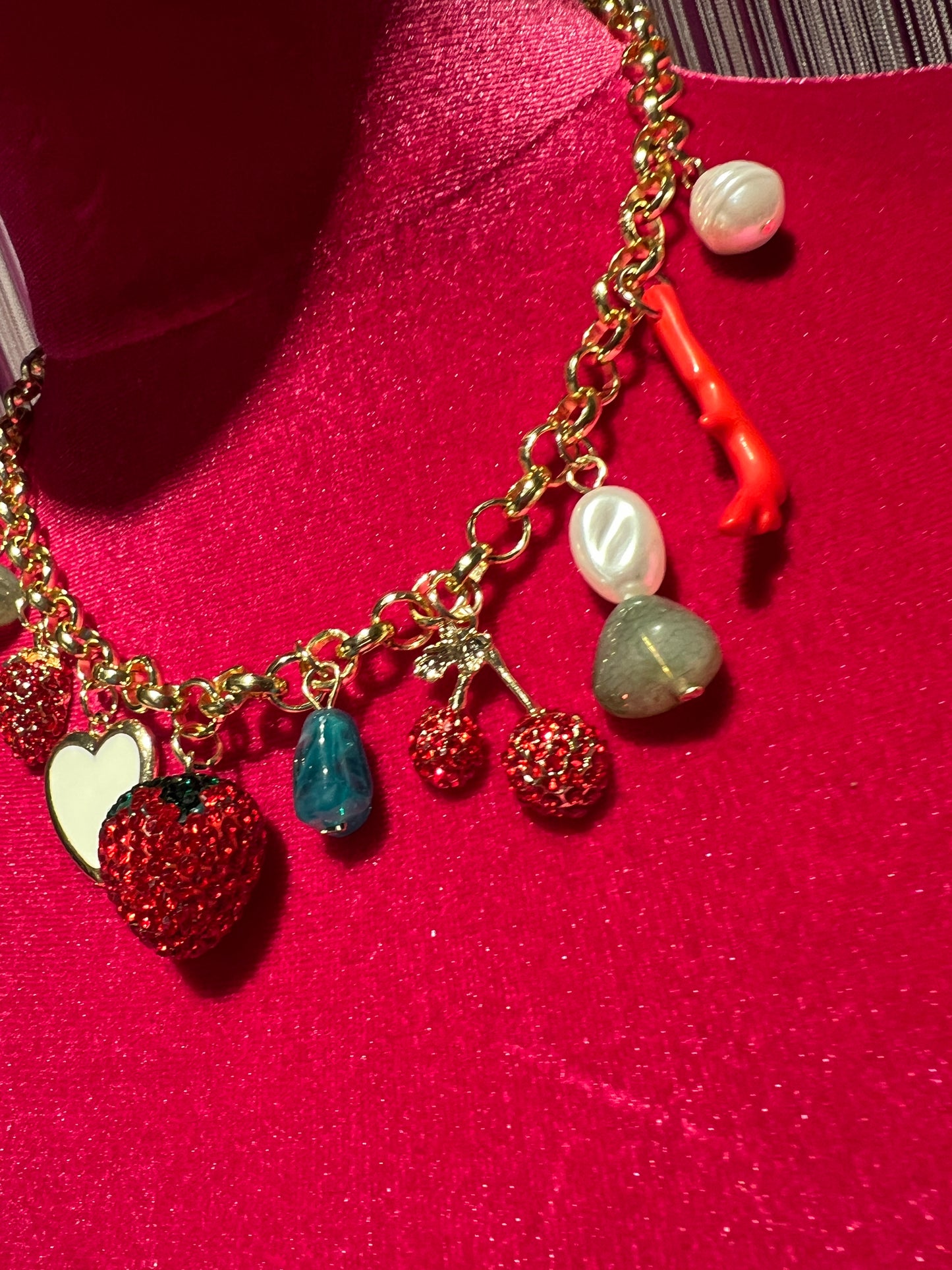 Collana girocollo dorata con fragola strass coralli rossi
