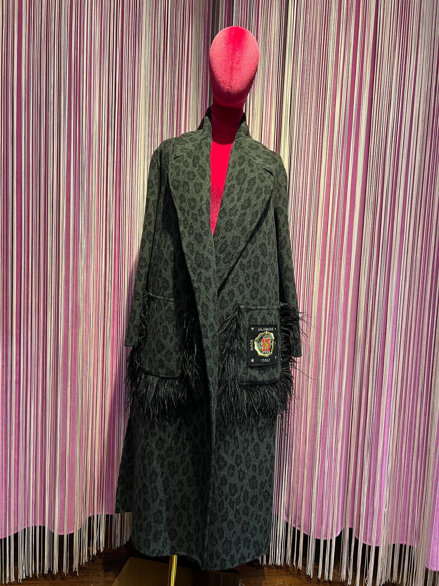 11 love is glamour cappotto fantasia leopardata grigia con tasche patch e piume