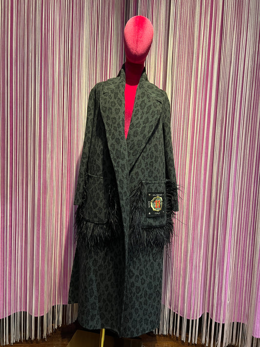 11 love is glamour cappotto fantasia leopardata grigia con tasche patch e piume