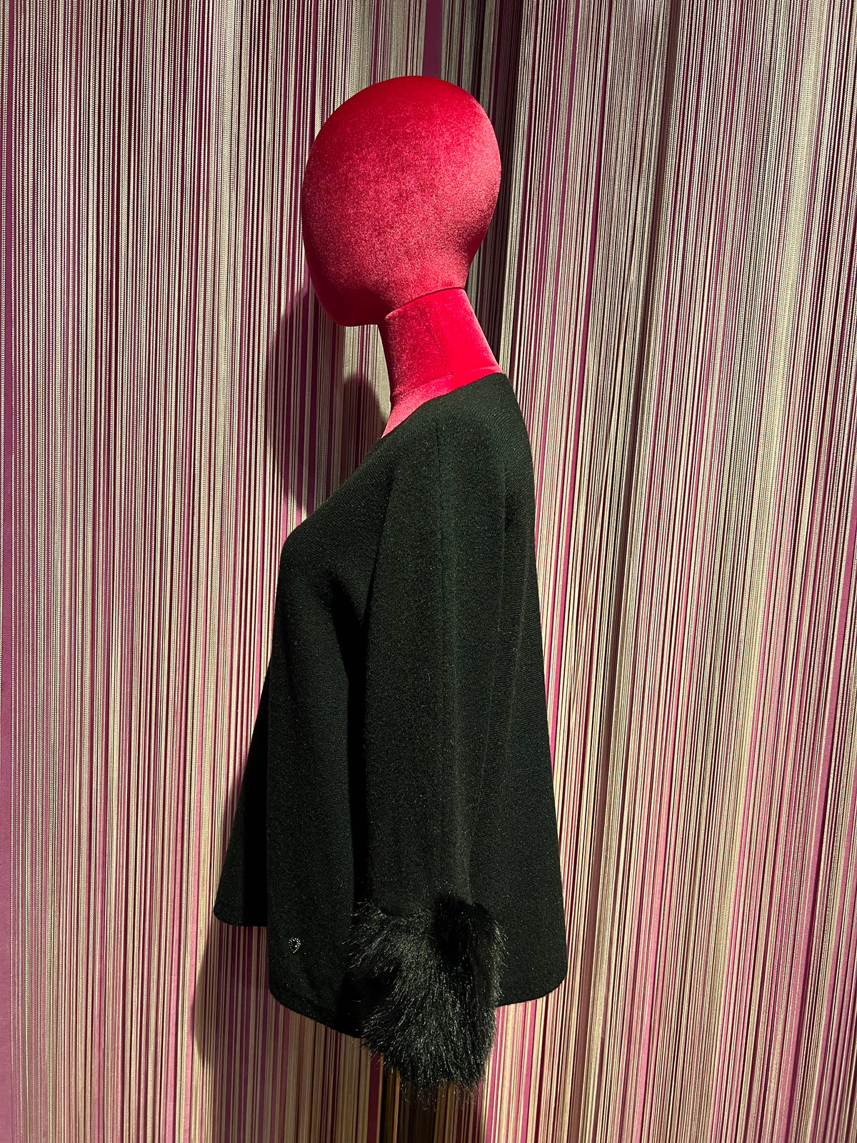 The room maglia over nera con polsi in simil pelliccia
