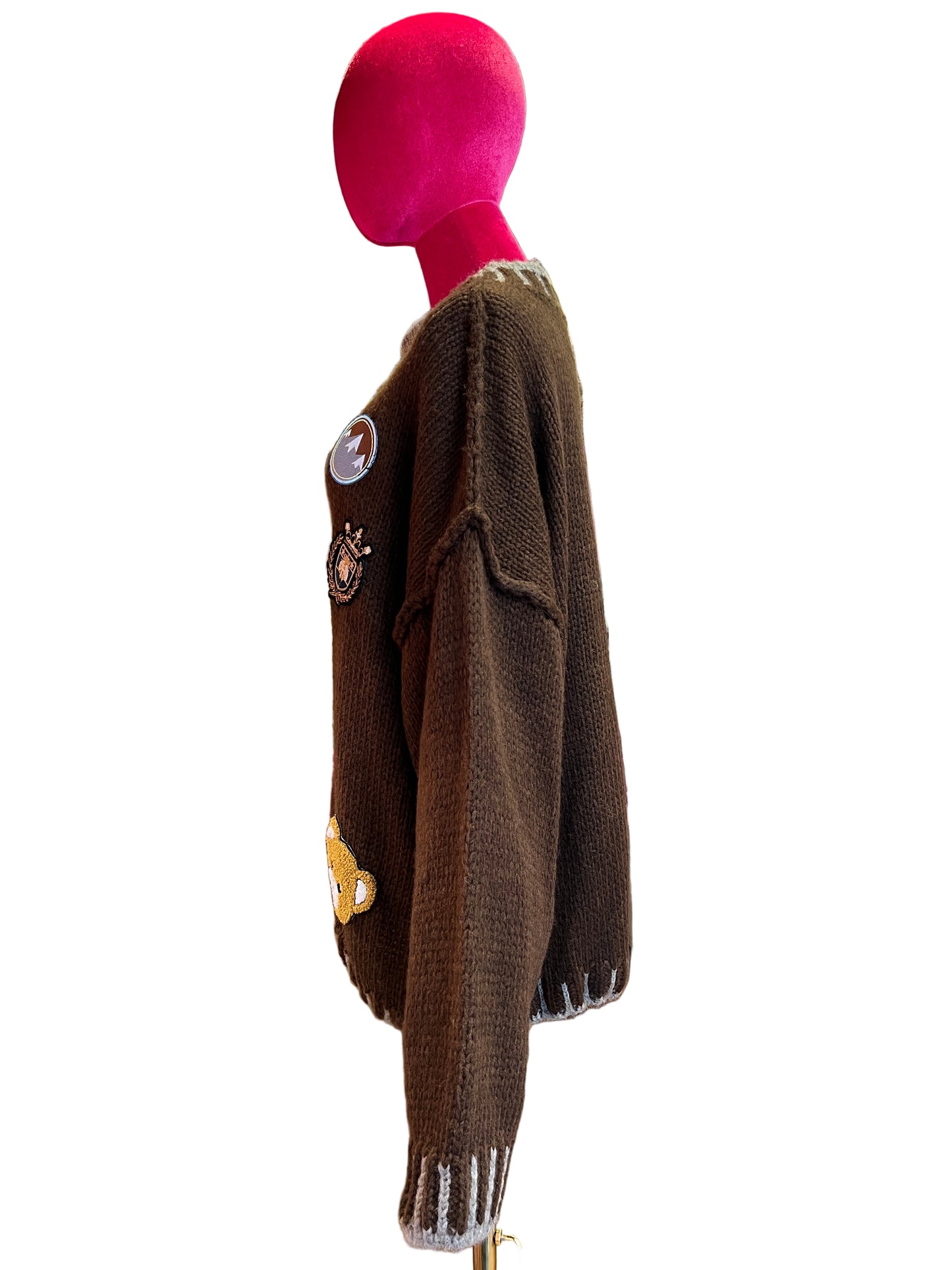 ABpink 🩷maglia over cioccolato con profili grigi , patch teddy , cuore sacro e fiore ricamato