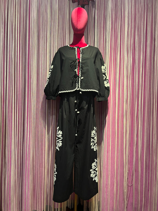 Sincere Paris completo nero camicia chiusura lacci con decorazioni passamaneria e pantalone