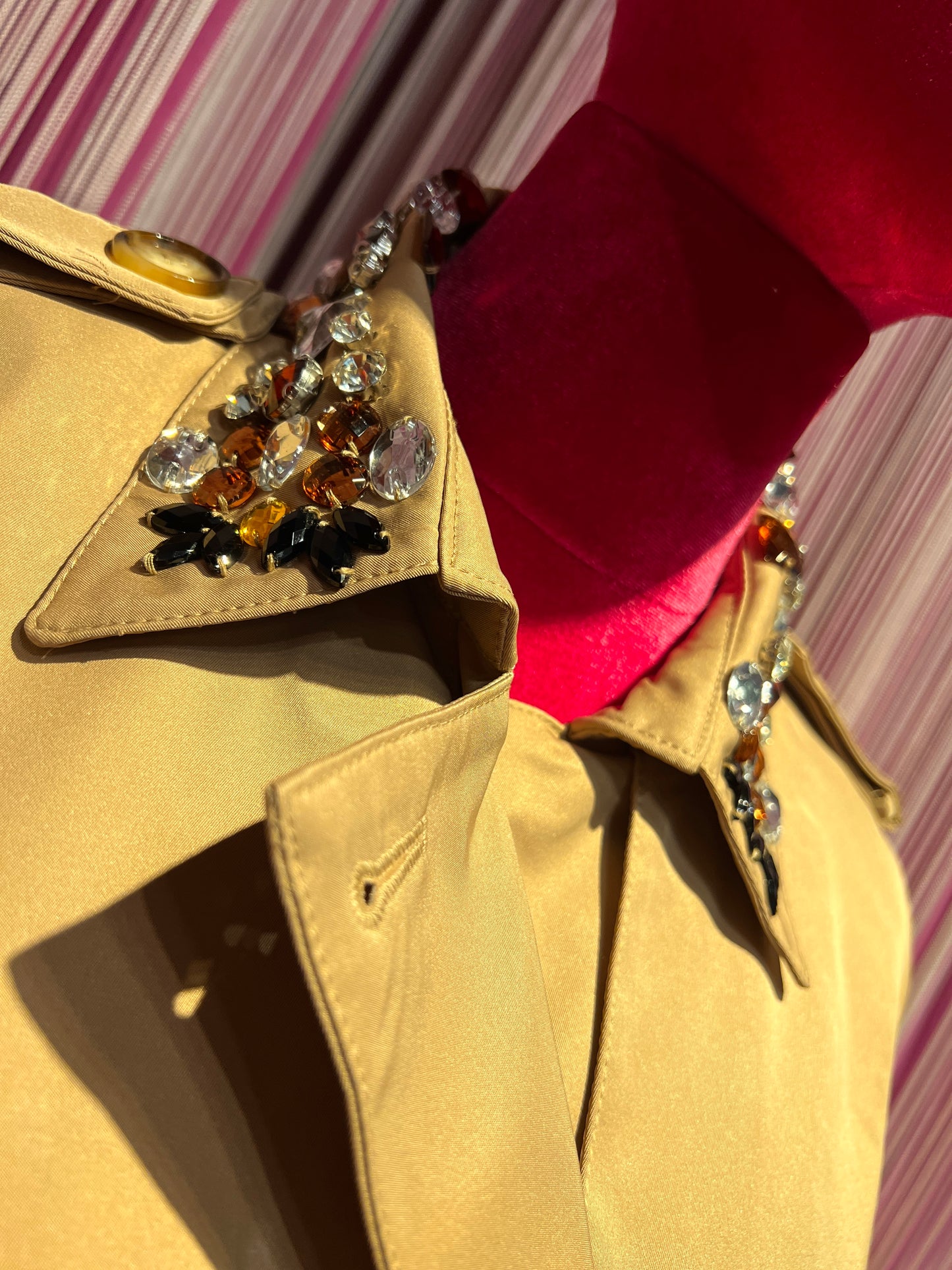 The room trench con applicazioni pietre