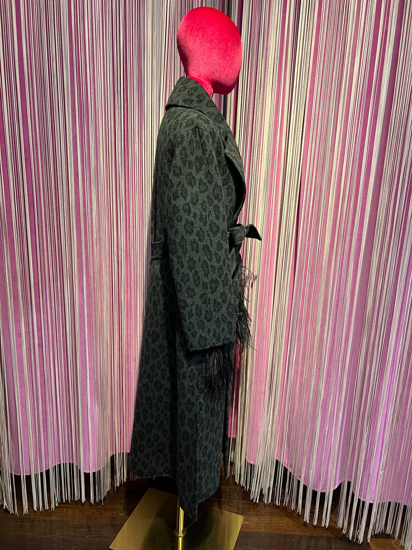 11 love is glamour cappotto fantasia leopardata grigia con tasche patch e piume