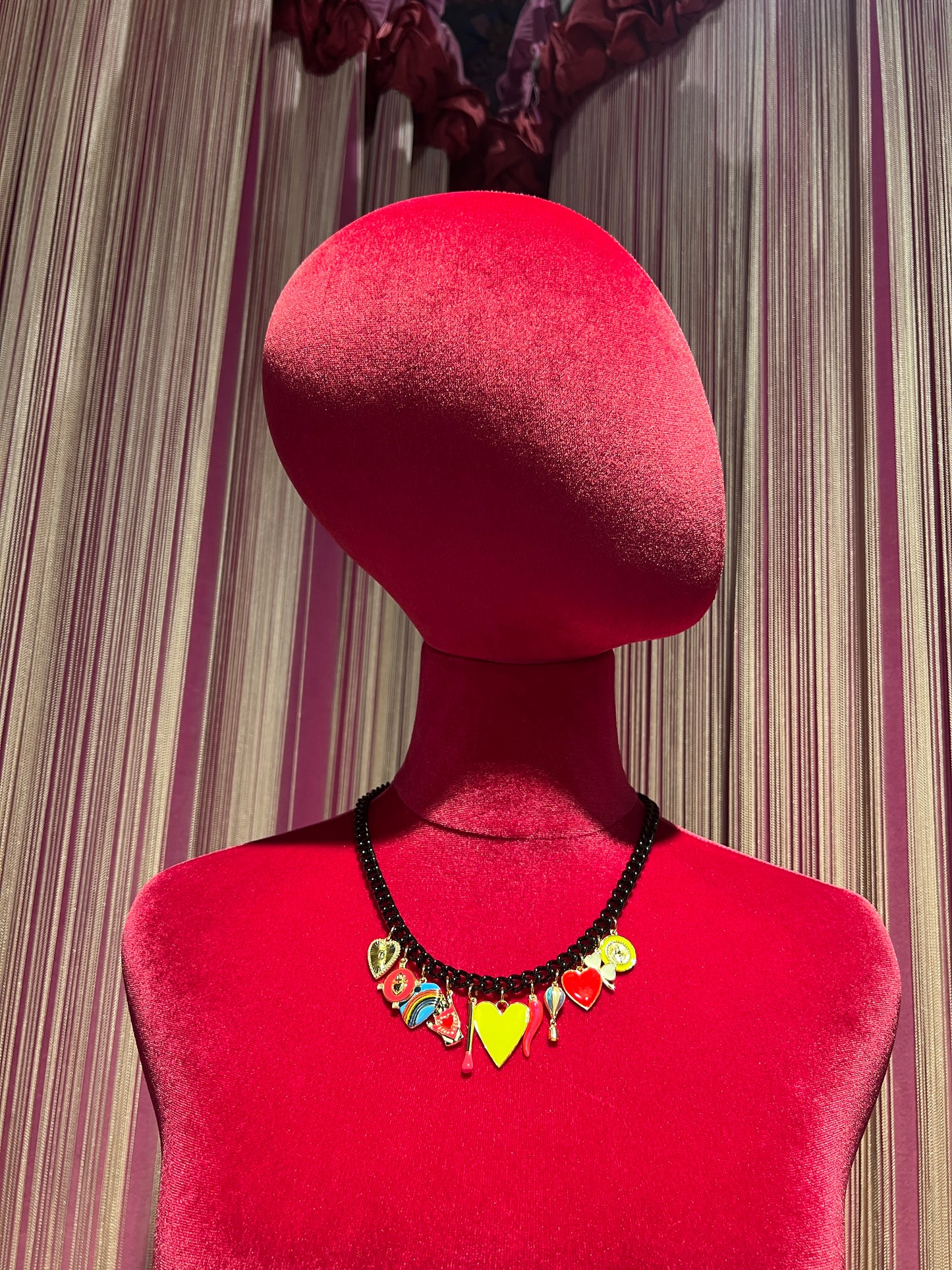 Principessa glam collana girocollo catena nera con charms cuore giallo cuore rosso trifoglio bianco