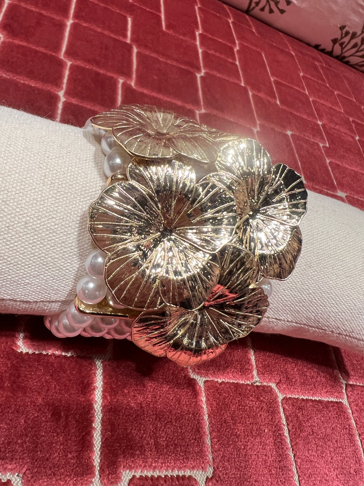 Bracciale multifili perle con applicazione fiori metallo oro