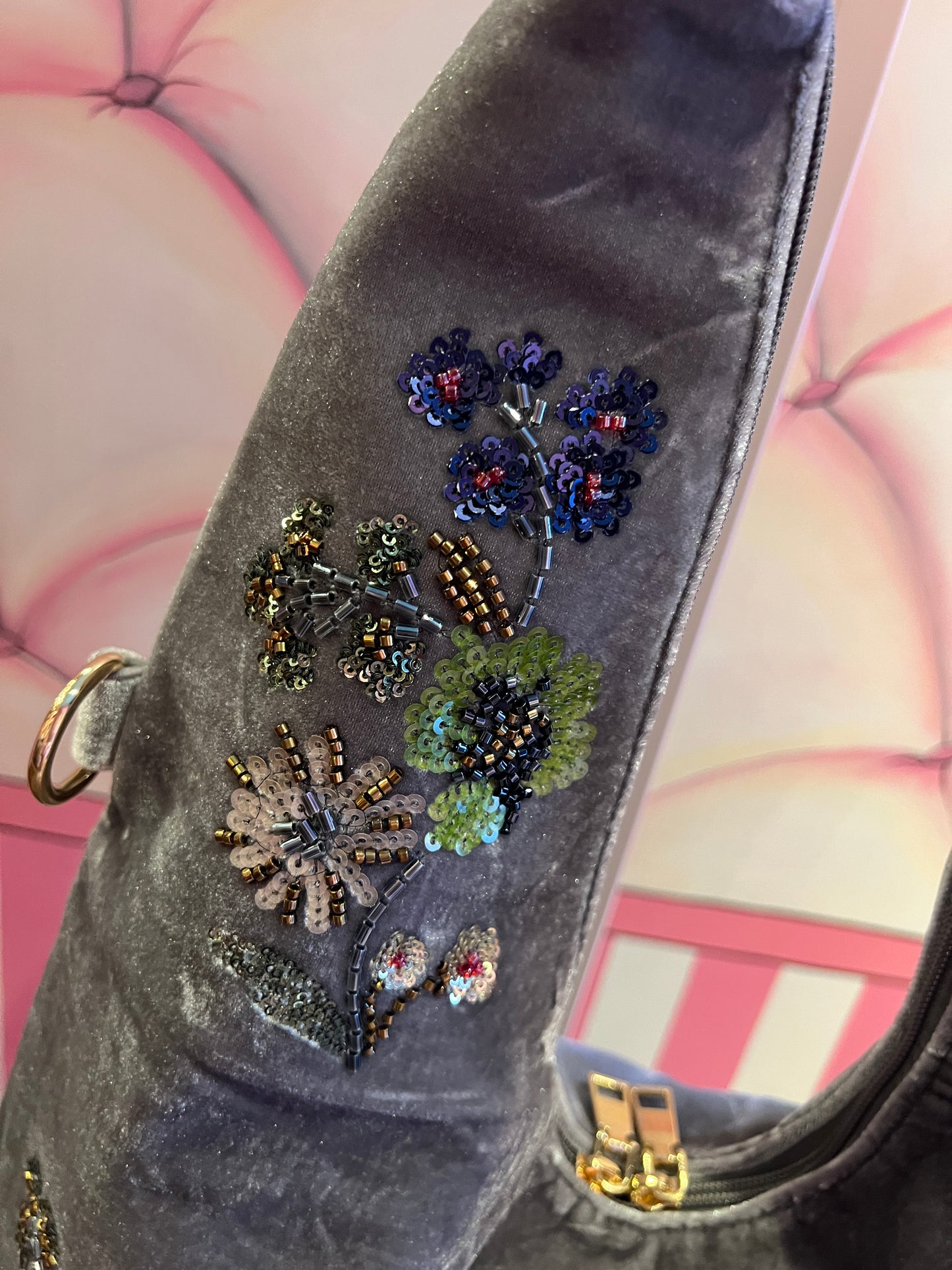 Love & roses borsa a spalla di velluto grigia con ricami floreali dí paillettes e perline stile orientale, tracollina
