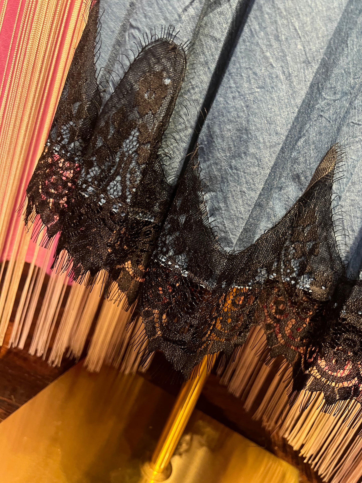 Love & roses completo t-shirt nera con cristalli e gonna lunga plissé con applicazione pizzo
