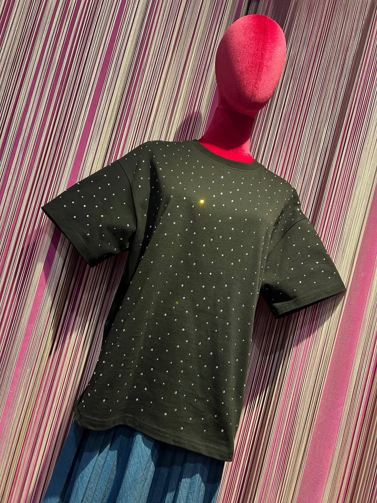 Love & roses completo t-shirt nera con cristalli e gonna lunga plissé con applicazione pizzo