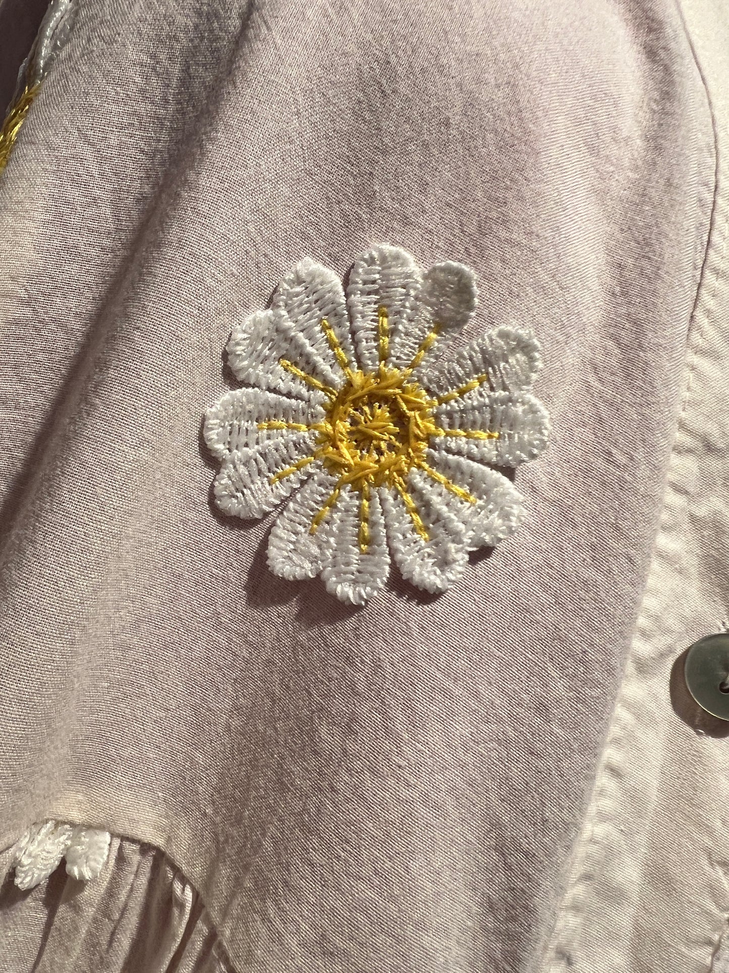 Mon amour Paris abito corto in cotone bianco con applicazioni margherite