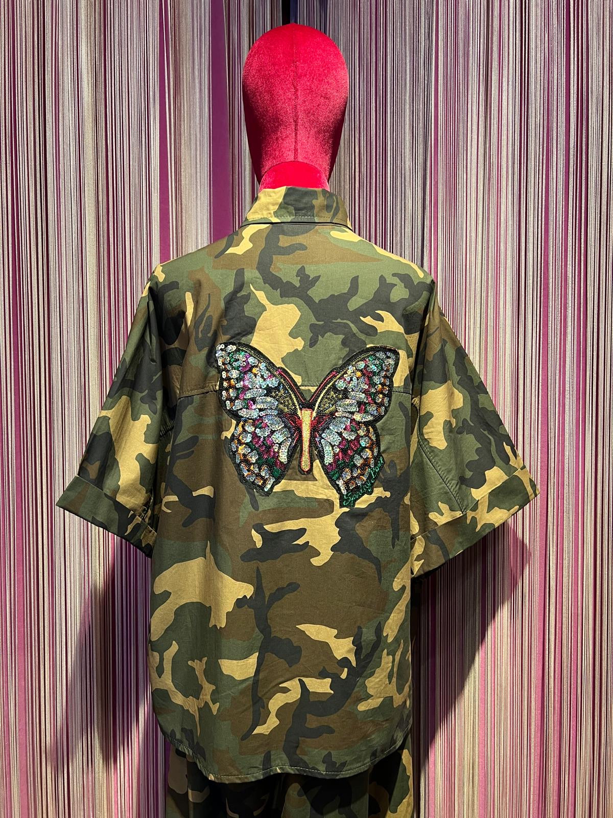 Mon amour Paris completo camouflage camicia manica corta con applicazione patch farfalla e pantalone con elastico in vita e in fondo banda laterale bianca