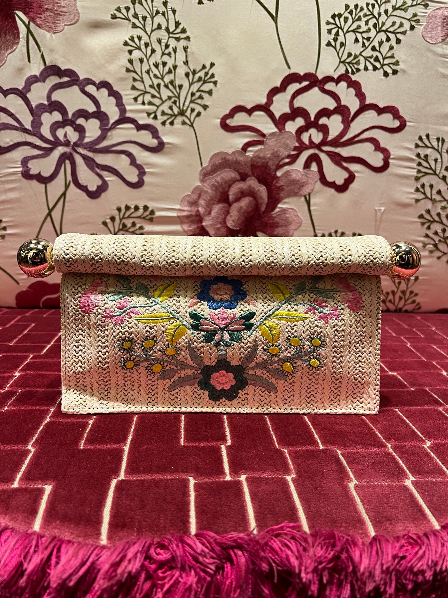 Borsa con tracolla in rafia ed ecopelle ,ricami floreali e chiusura magnetica colore beige