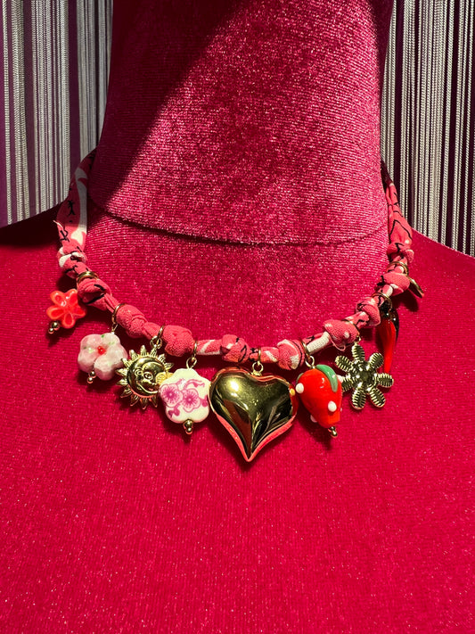 Collana charms su tessuto stampa bandana fucsia