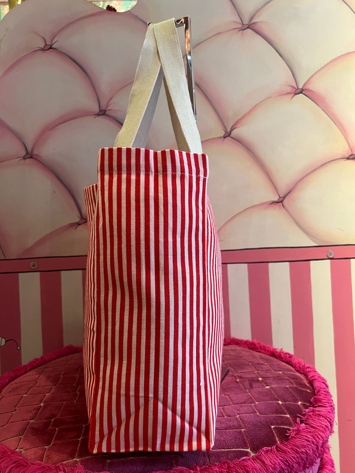Brigitte Bardot borsa shopper a righe rossa e bianca in cotone con scritta “ Je suis l’homme de ma vie”