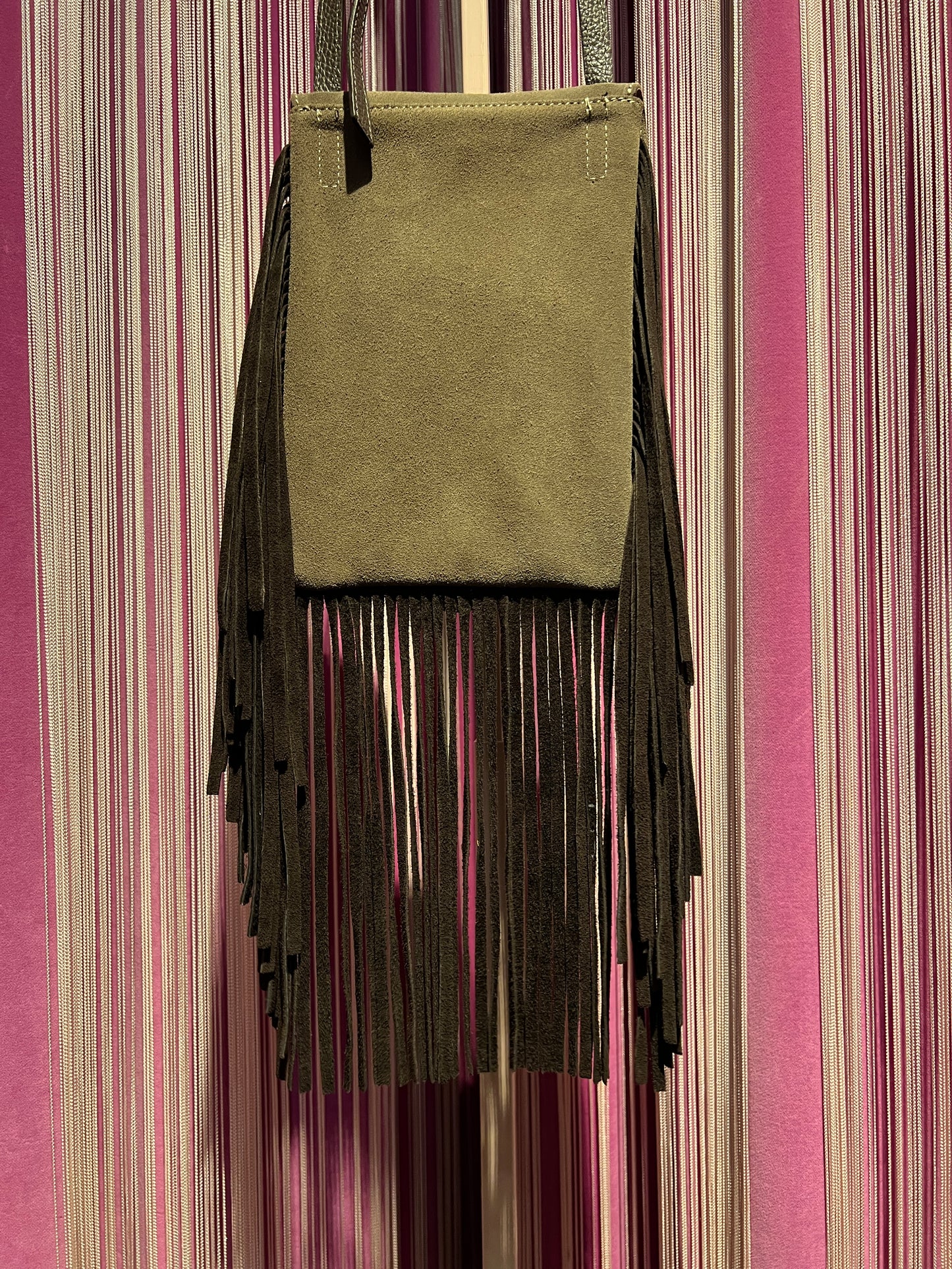 Love & roses tracollina in suede con frange , nappina e mini pochette, colore taupe