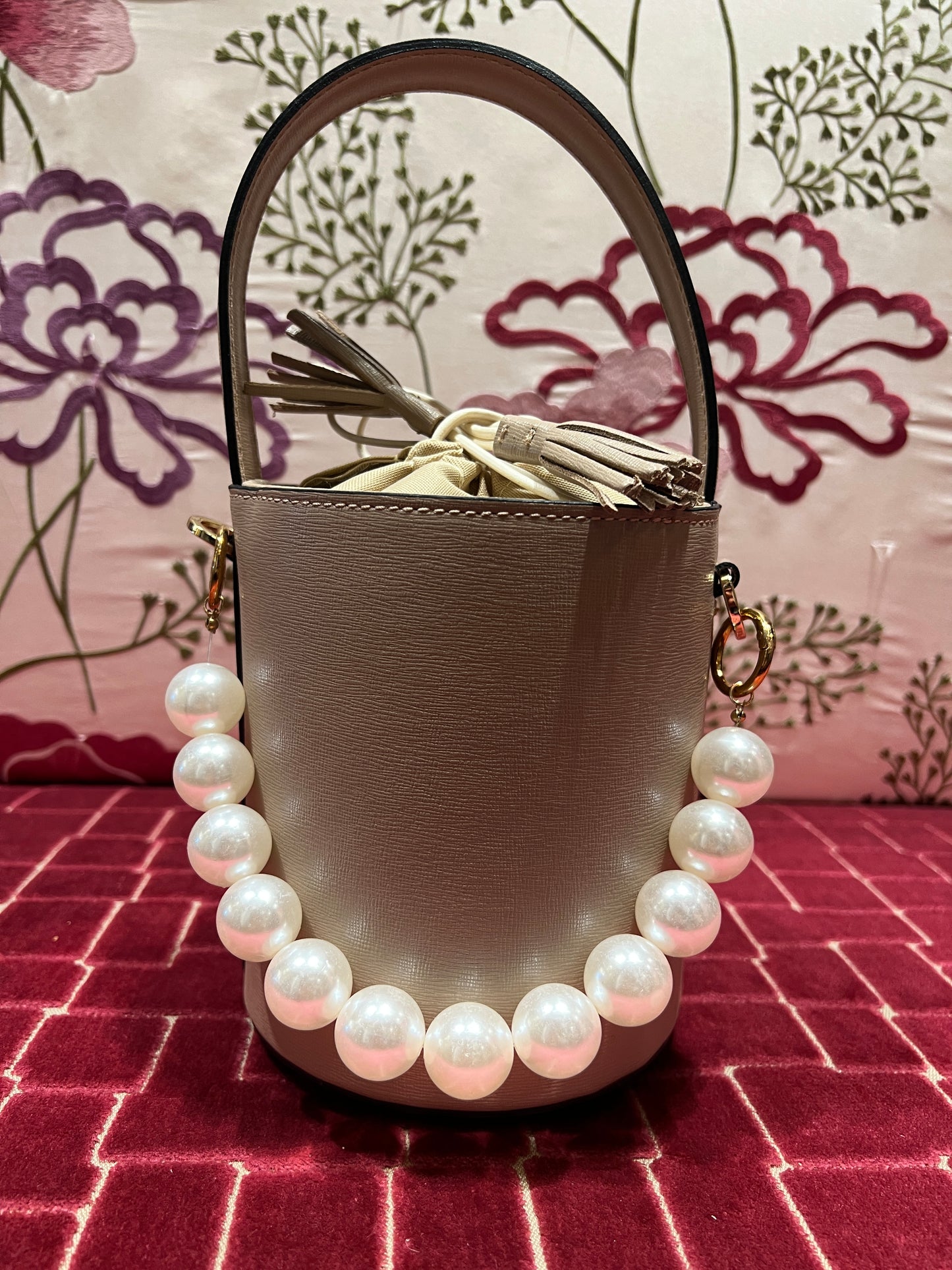 Borsa mini secchiello pelle taupe con decorazione perle e tracollina