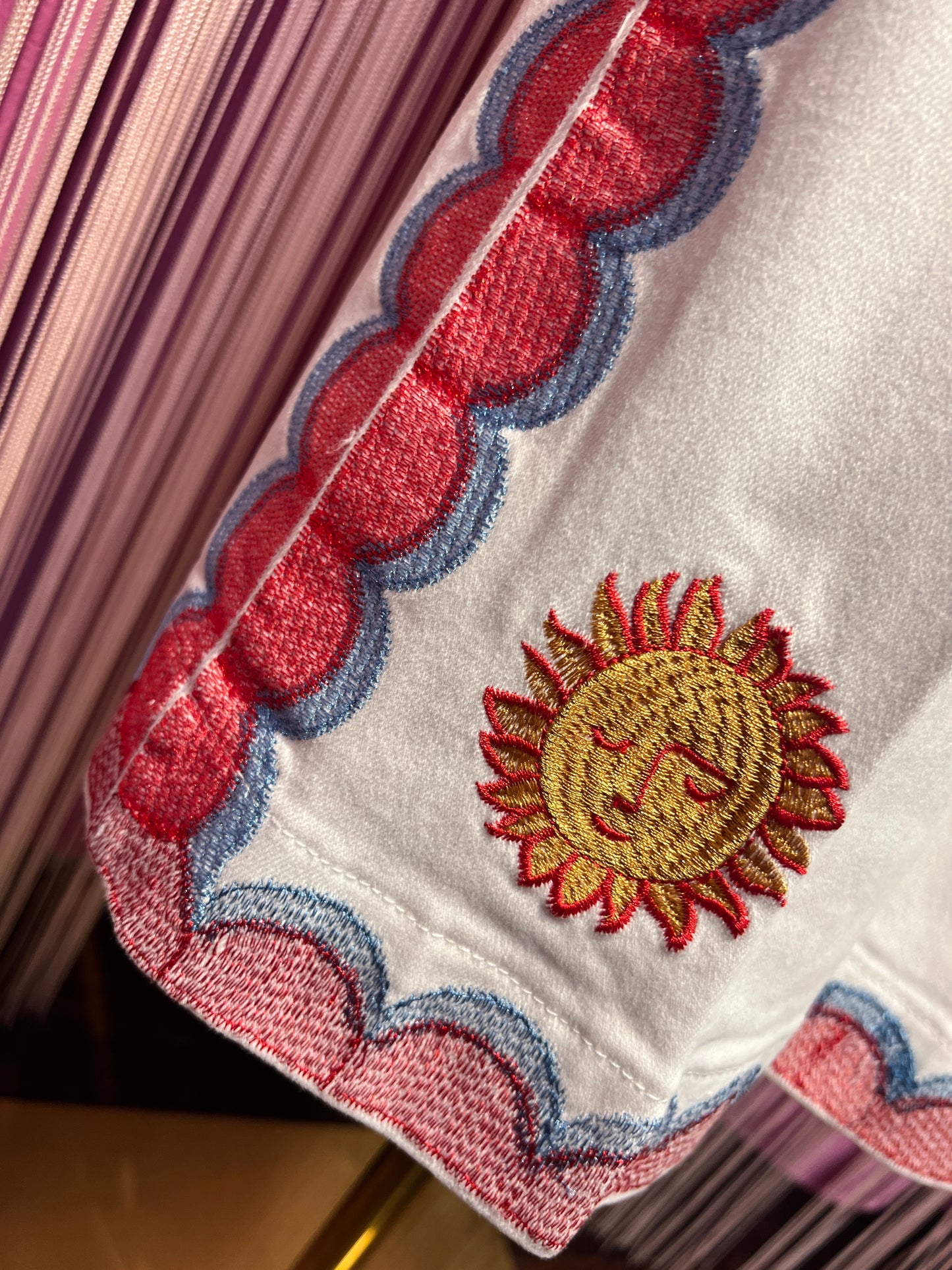 Mon amour Paris pantalone jeans denim bianco con bordo laterale decorato e ricamo sole stilizzato(Le taglie dei capi sono espresse in formato internazionale (S, M, L, XL…) e accompagnate dalla corrispondente taglia francese indicata in etichetta.