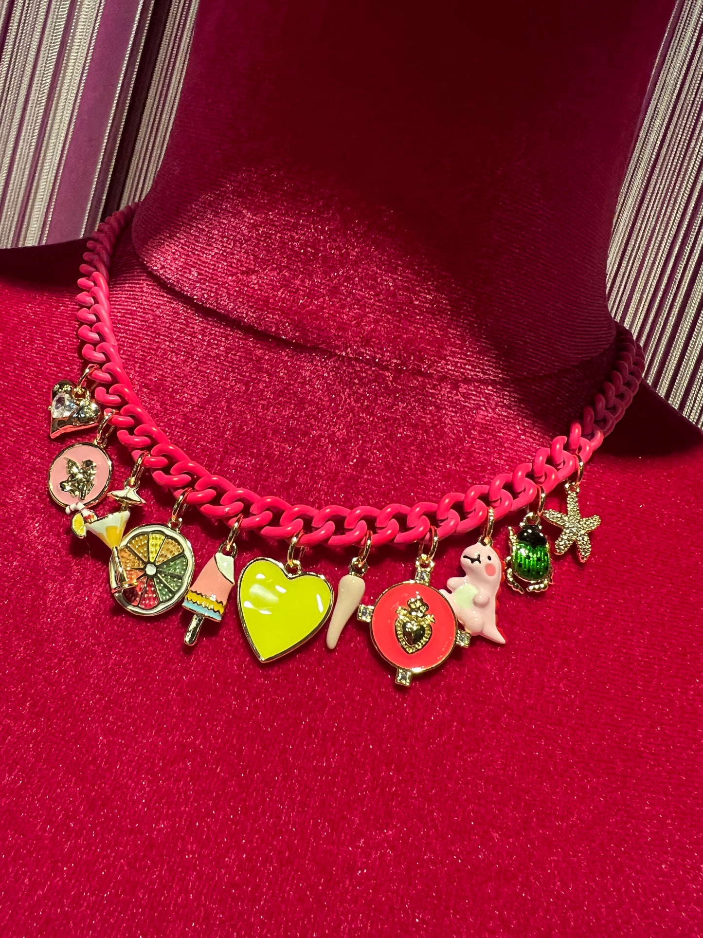 Principessa glam  collana girocollo catena colorata fucsia con charms cuore sacro cuore giallo gelato