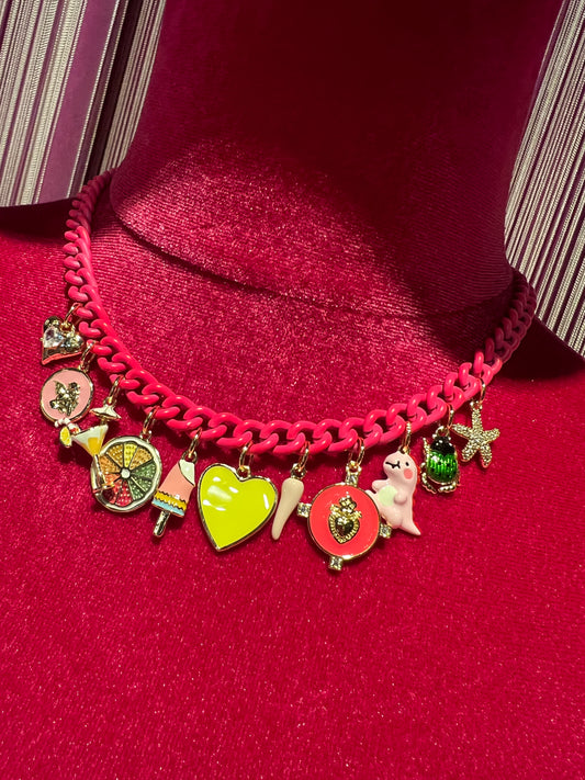 Principessa glam  collana girocollo catena colorata fucsia con charms cuore sacro cuore giallo gelato