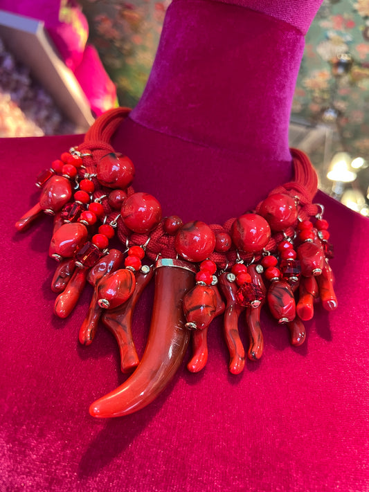Collana girocollo cordino rosso con corno e coralli