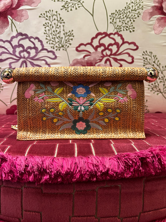 Borsa rafia ed ecopelle camel con fiori ricamati, chiusura magnetica e tracollina