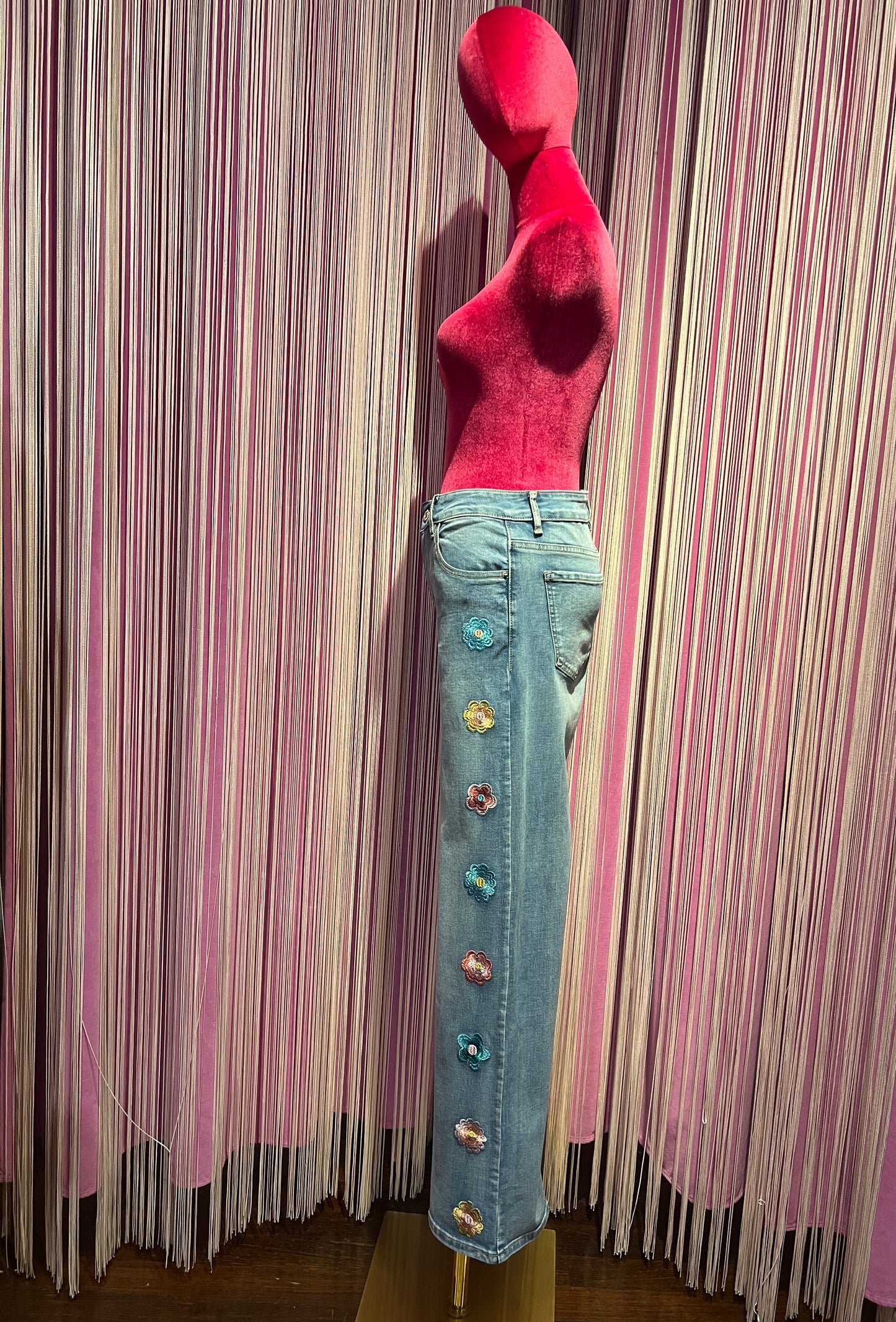Mon amour Paris pantalone jeans denim chiaro con fiori laterali (Le taglie dei capi sono espresse in formato internazionale (S, M, L, XL…) e accompagnate dalla corrispondente taglia francese indicata in etichetta.