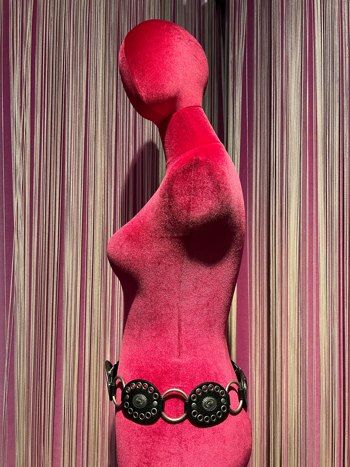 Love & roses cintura in ecopelle nera con fibbia ,dettagli circolari  metallo e borchie