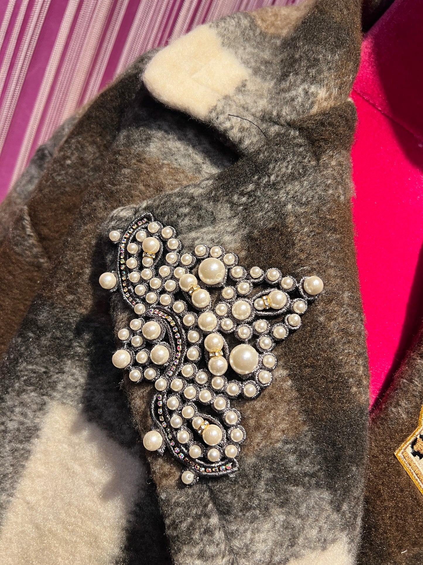 ABpink🩷 quadrettona cioccolato con patch e spille con perle e apette