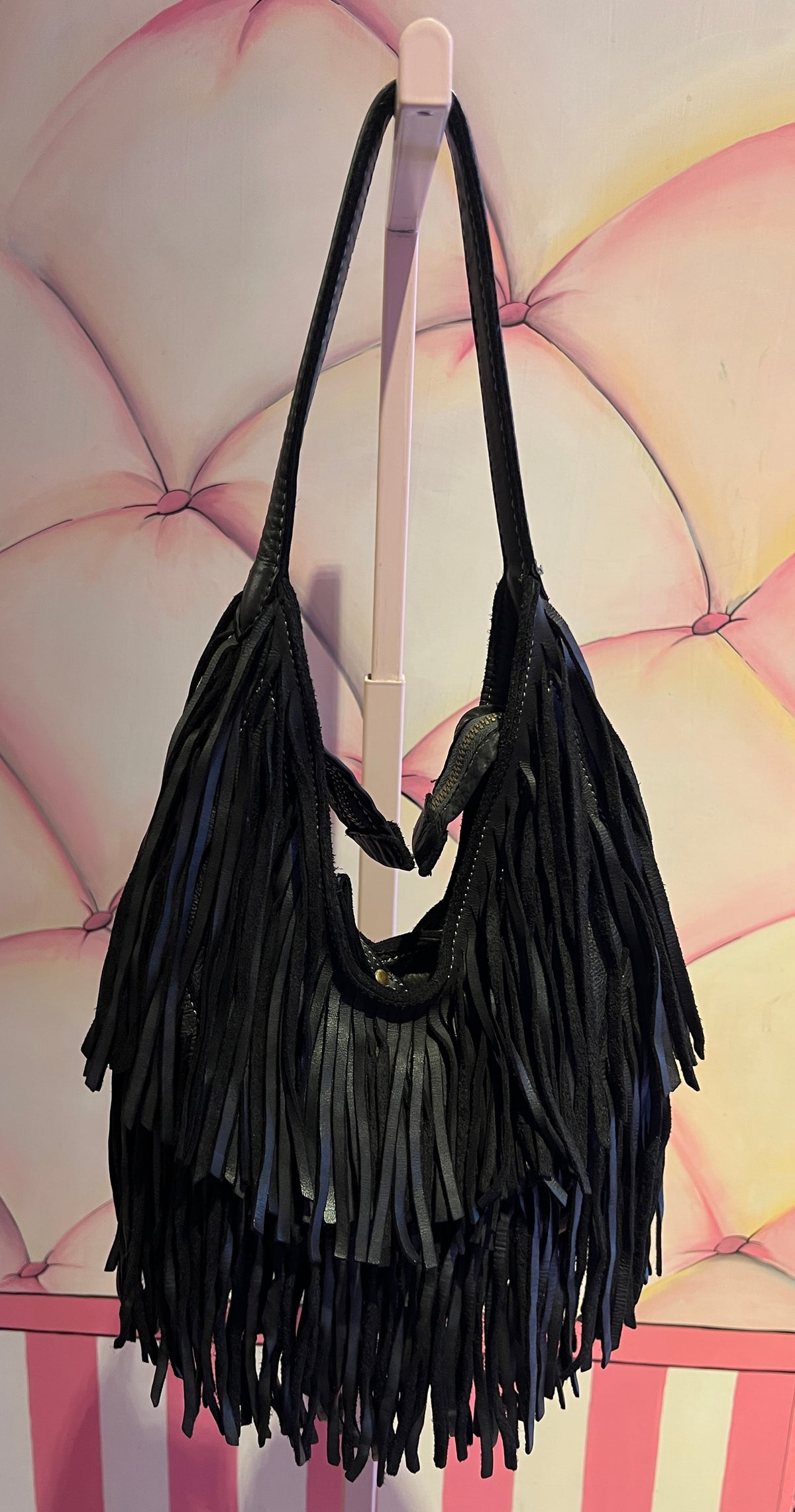Borsa in  pelle a spalla con frange nera
