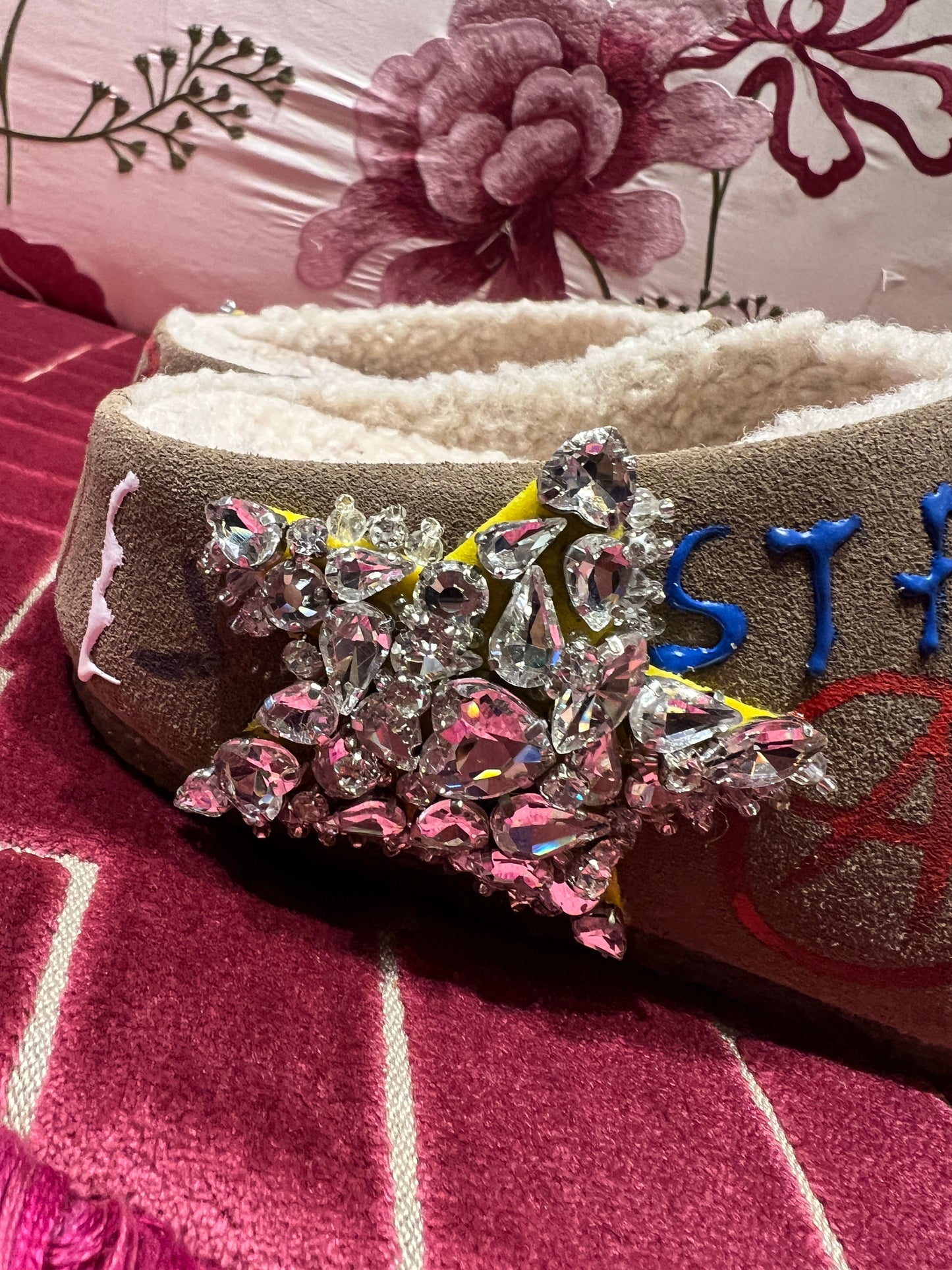 Nan-Ku open shoes con scritte dipinte , applicazioni patch cristalli ed interno in eco montone