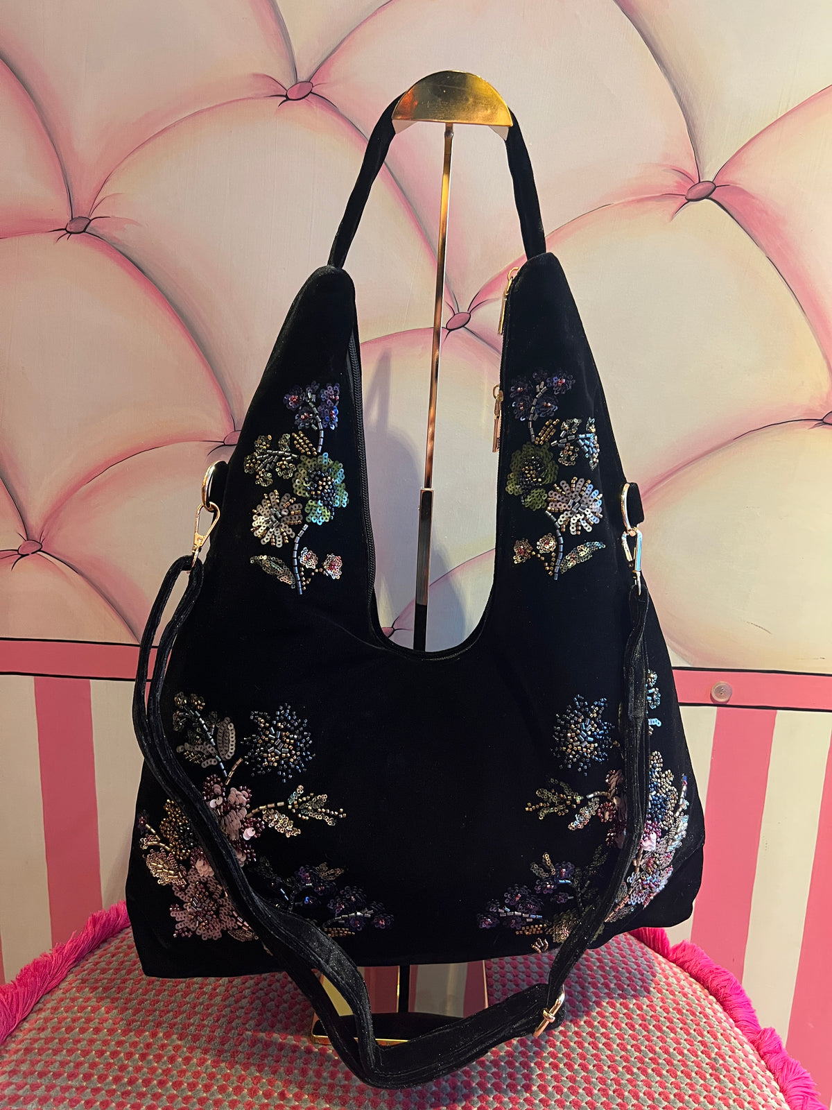 Borsa a spalla di velluto nero ricami floreali di paillettes e perline stile orientale con tracollina