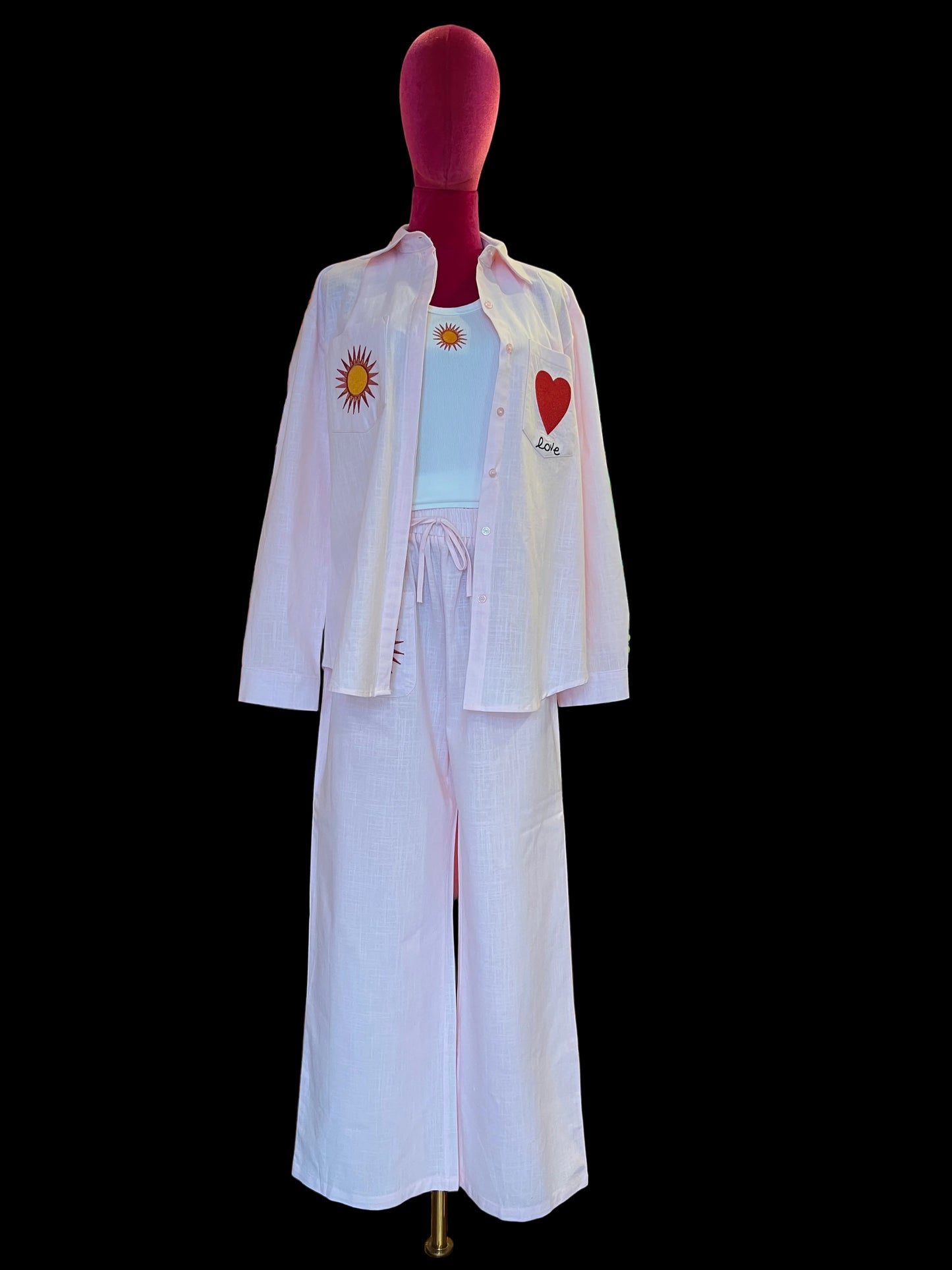 Mon amour Paris completo in cotone tre pezzi rosa camicia con ricamo cuore e sole sulle tasche canottiera bianca con ricamo sole e pantalone con elastico in vita ricamo cuore e sole