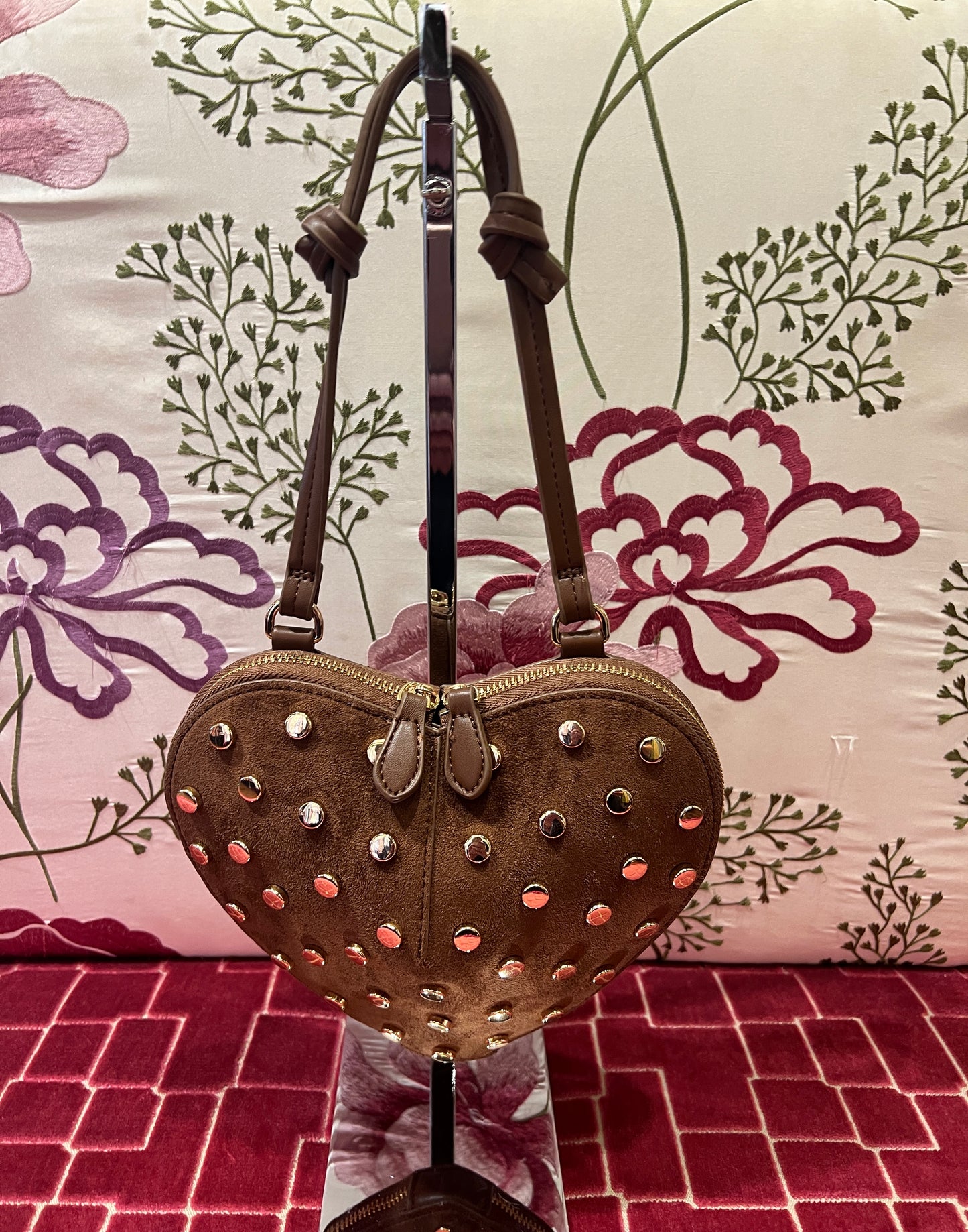 Borsa a forma di cuore con borchie scamosciata con tracolla marrone chiaro