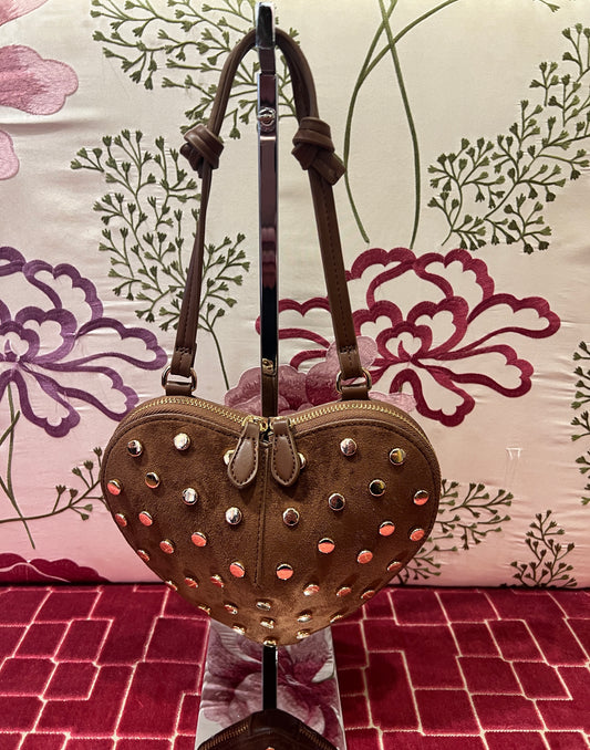 Borsa a forma di cuore con borchie scamosciata con tracolla marrone chiaro