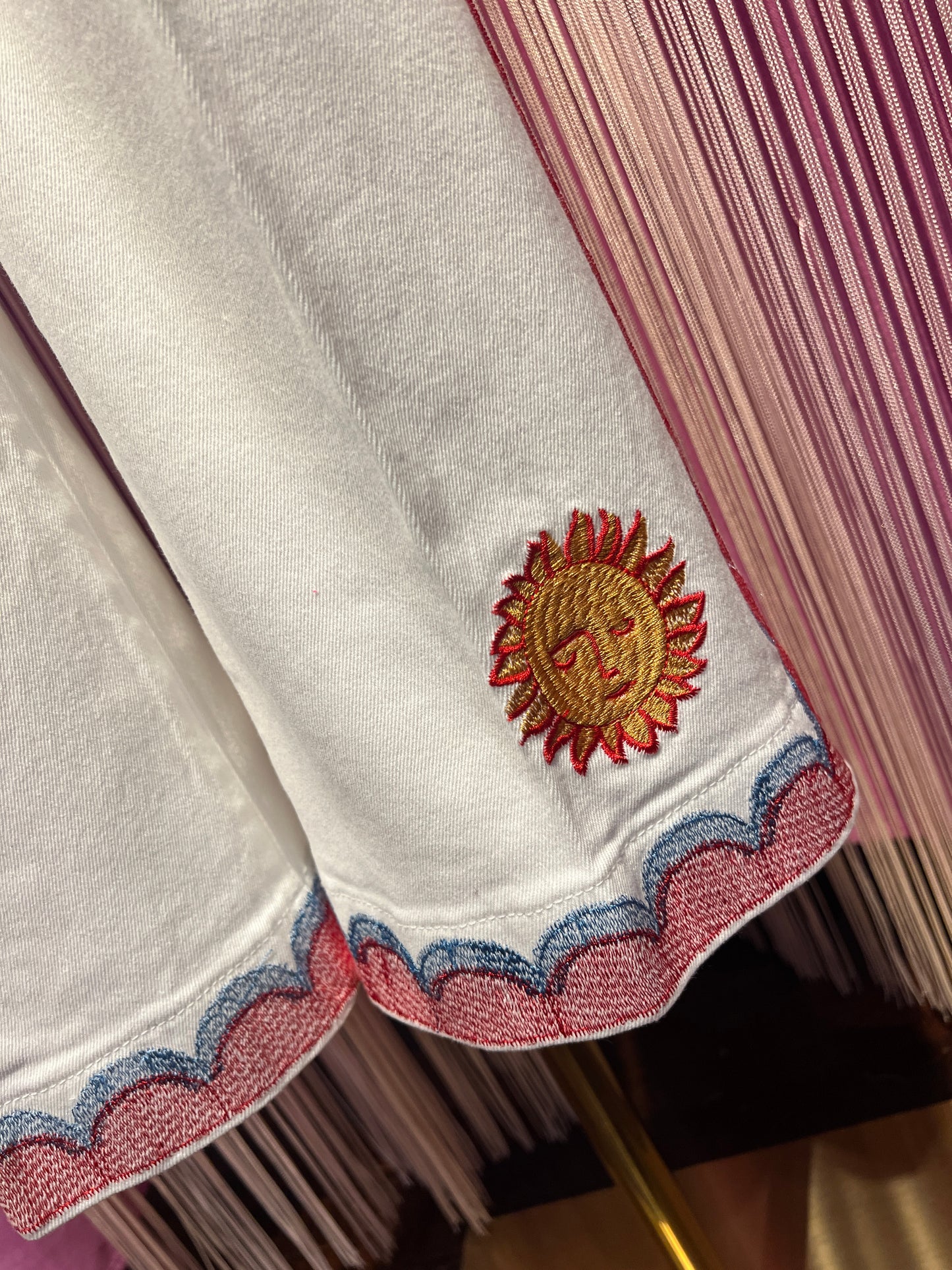 Mon amour Paris pantalone jeans denim bianco con bordo laterale decorato e ricamo sole stilizzato(Le taglie dei capi sono espresse in formato internazionale (S, M, L, XL…) e accompagnate dalla corrispondente taglia francese indicata in etichetta.