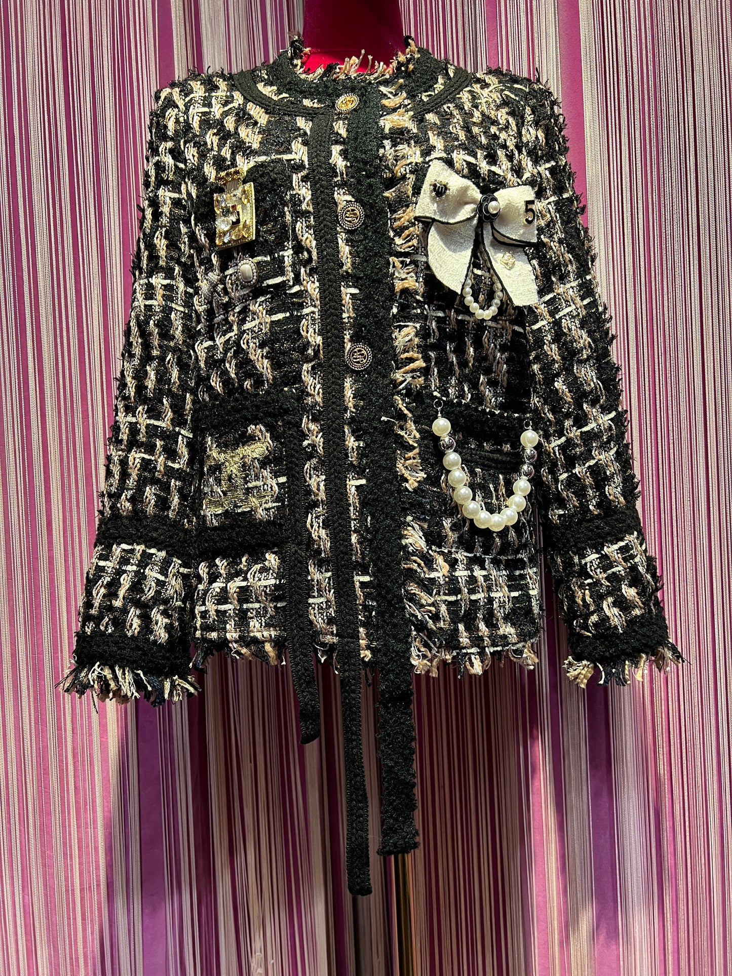 ABpink 🩷 giacca in tweed  nera e oro con fiocco panna