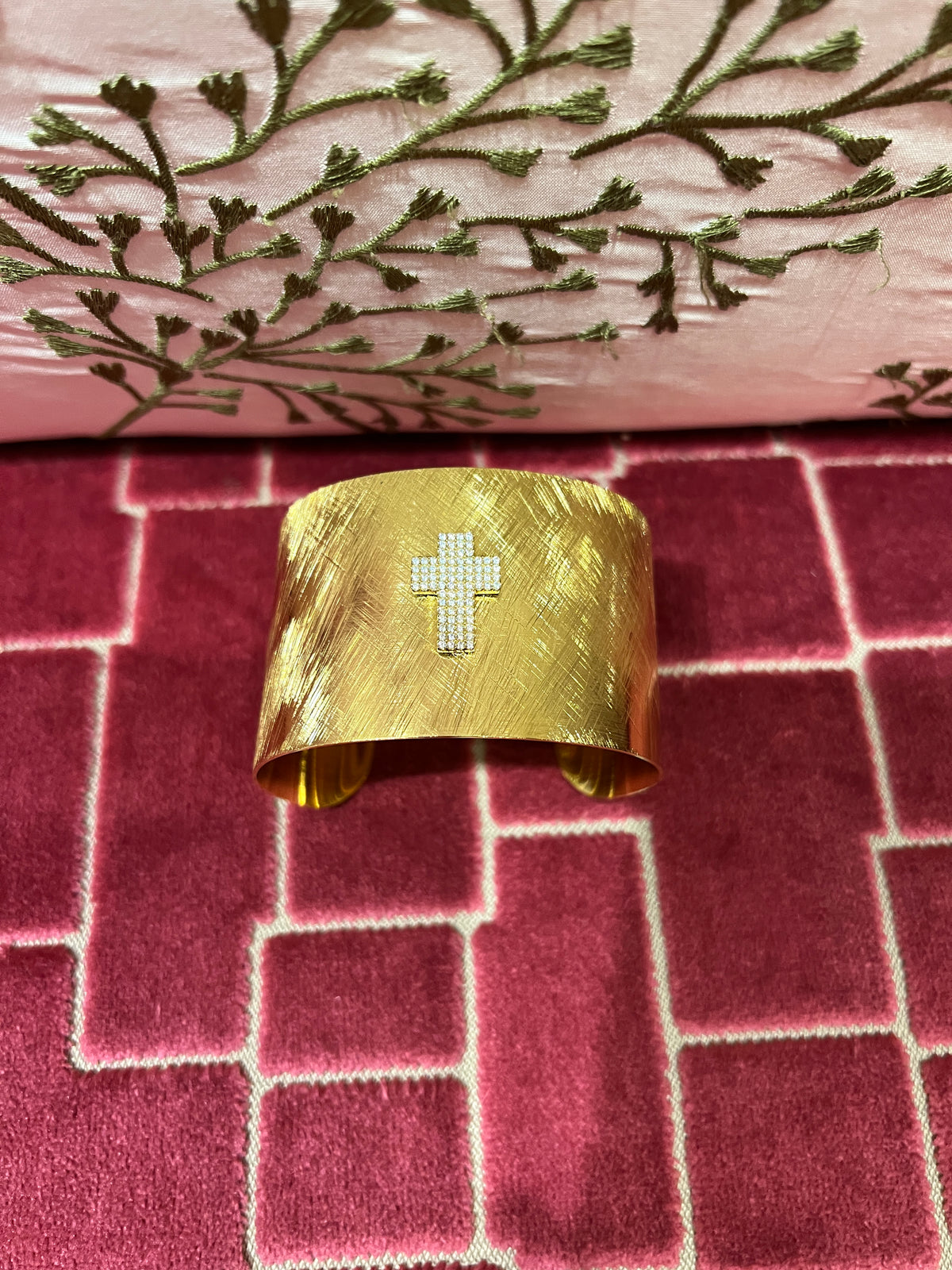 Bracciale manchette rigido in metallo dorato con finitura spazzolata croce centrale zirconi bianchi