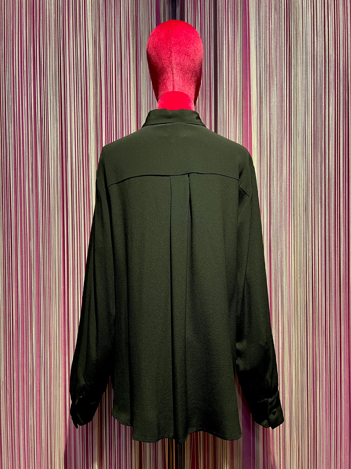SU official camicia nera con dettagli frange di tessuto