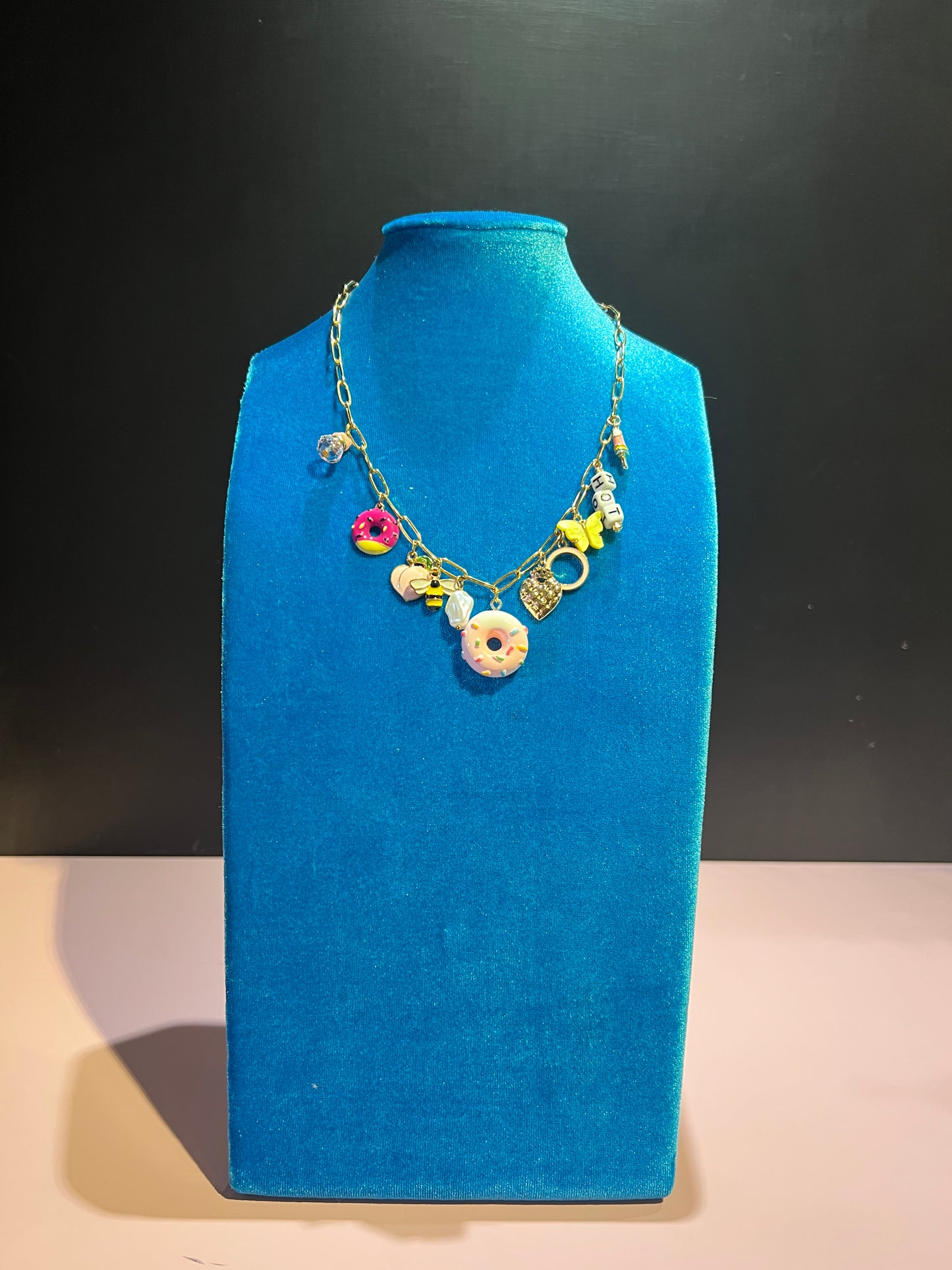 Collana girocollo con charms farfalla gialla ape scritta hot