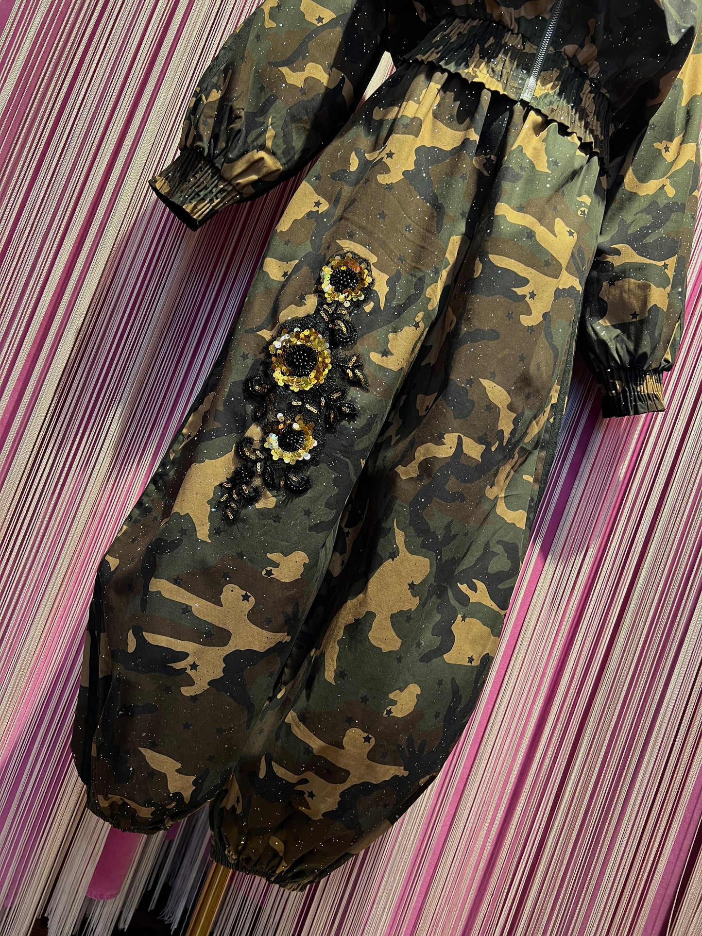 Mon amour Paris completo camouflage con micro glitter e decorazione floreale paillettes ,giubbino modello bomber con pantalone elastico caviglie e vita