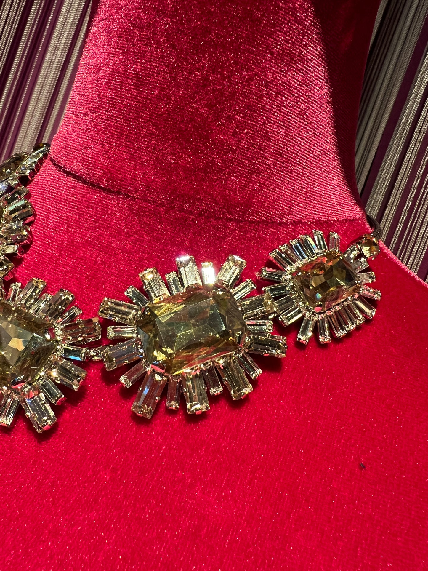Collana girocollo argentato con cristalli grandi rettangolari circondati da baguette