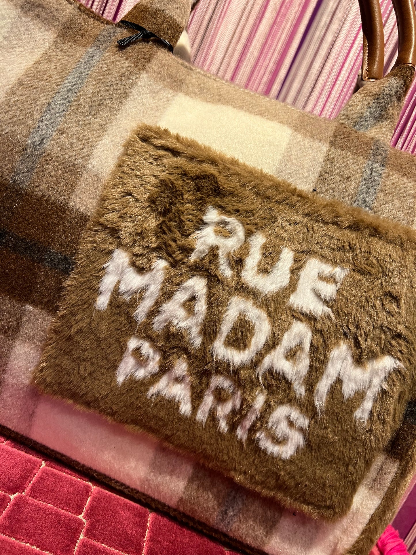 Rue Madam borsa due manici con tracolla fantasia tartan panna / marrone con tasche esterne pelliccia ecologica