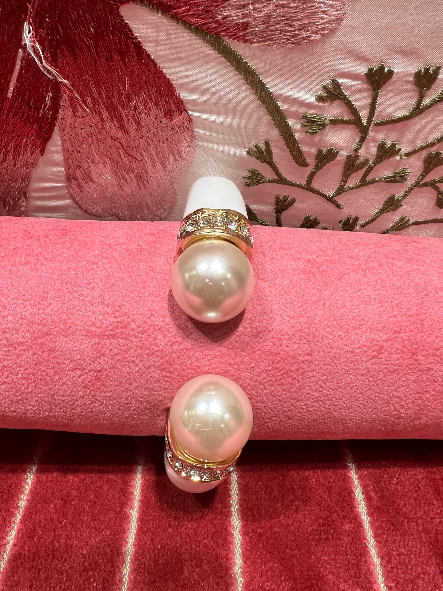 Bracciale bianco con perle e strass