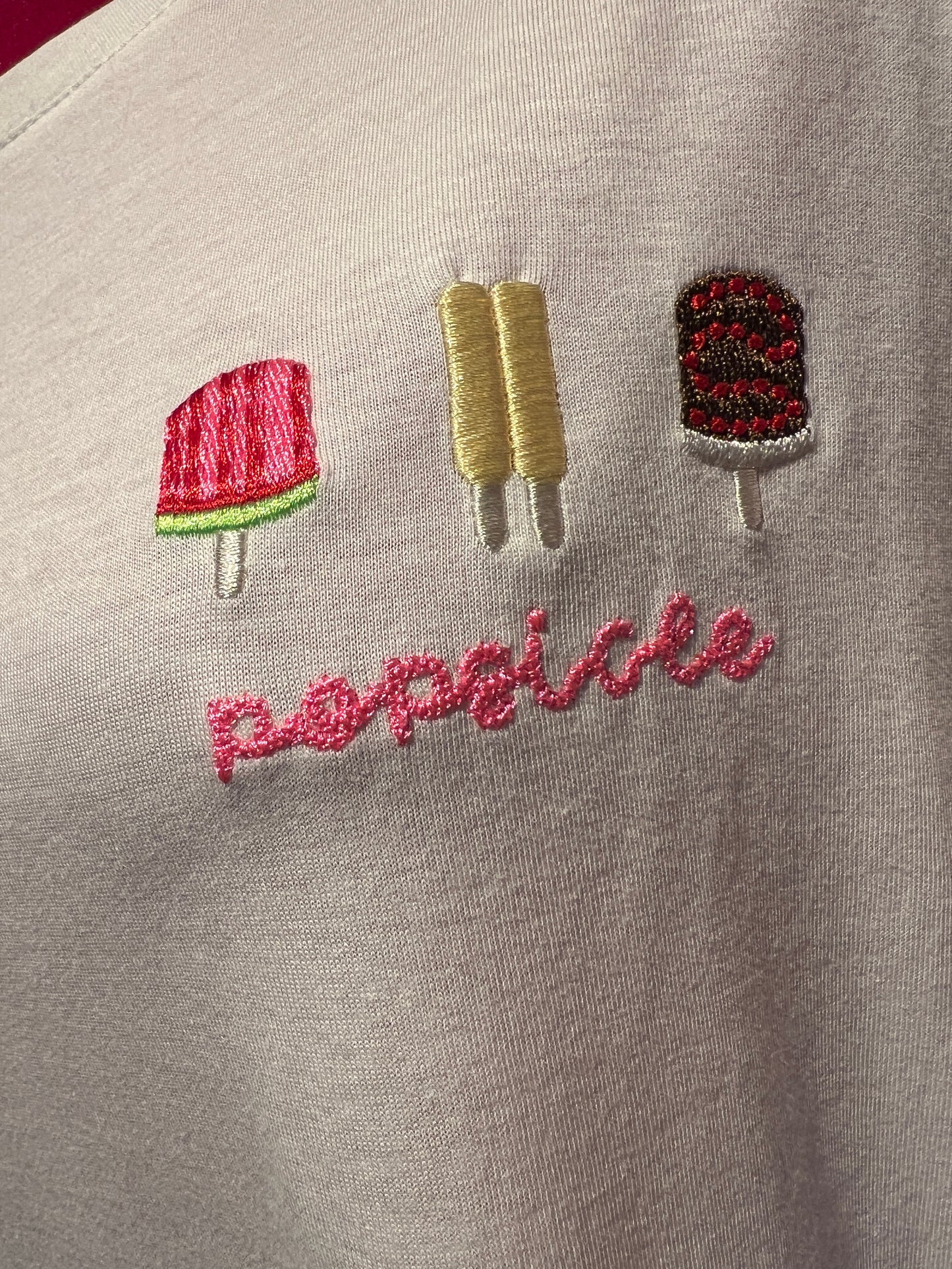 Love & roses t-shirt over con scritta ricamata “ popsicle “