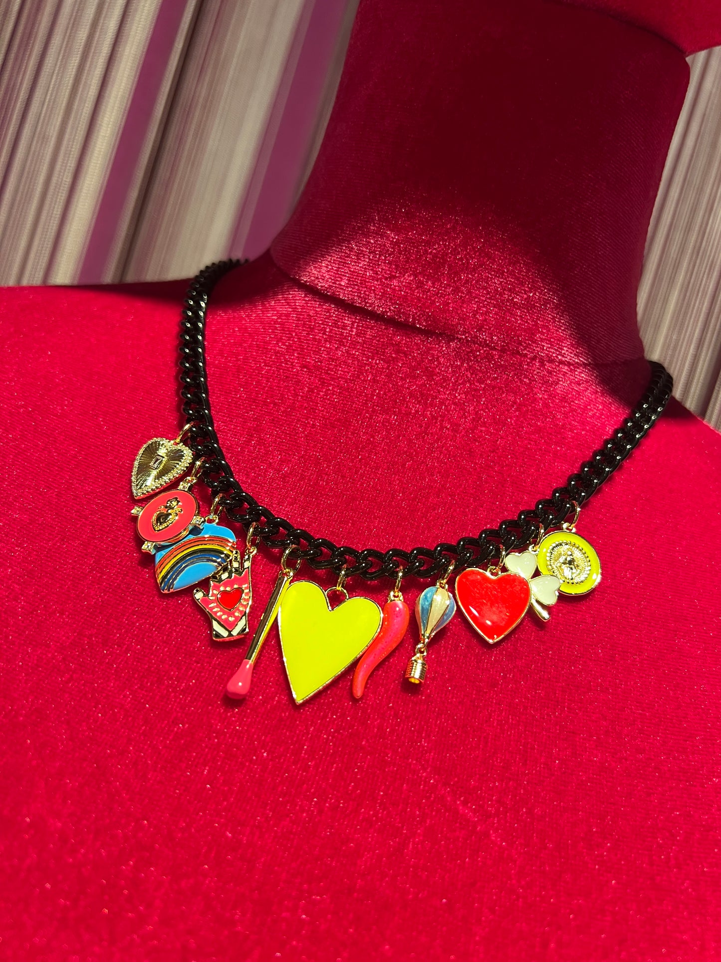 Principessa glam collana girocollo catena nera con charms cuore giallo cuore rosso trifoglio bianco
