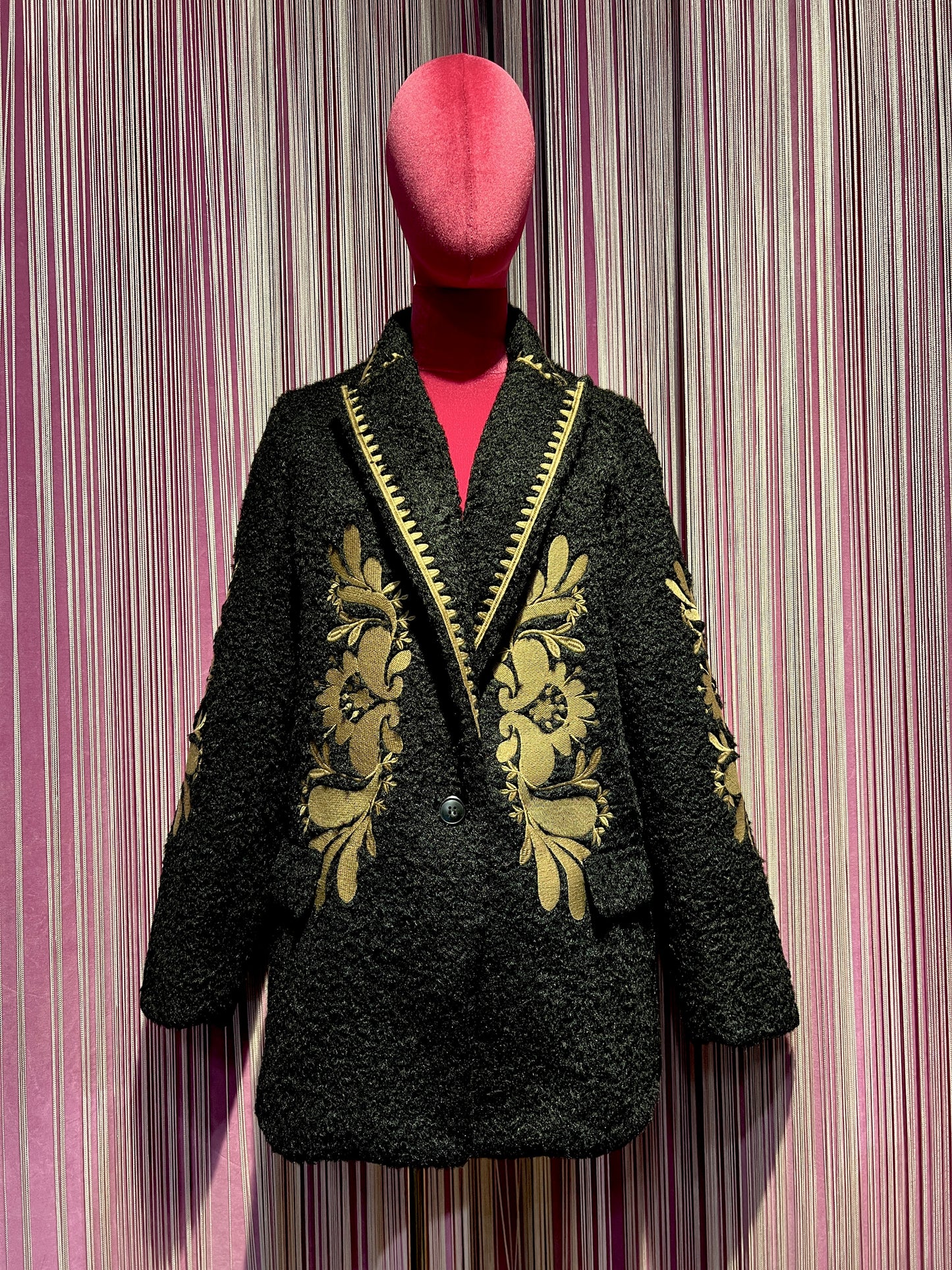 The room giacca boucle’ nera con motivo floreale nocciola