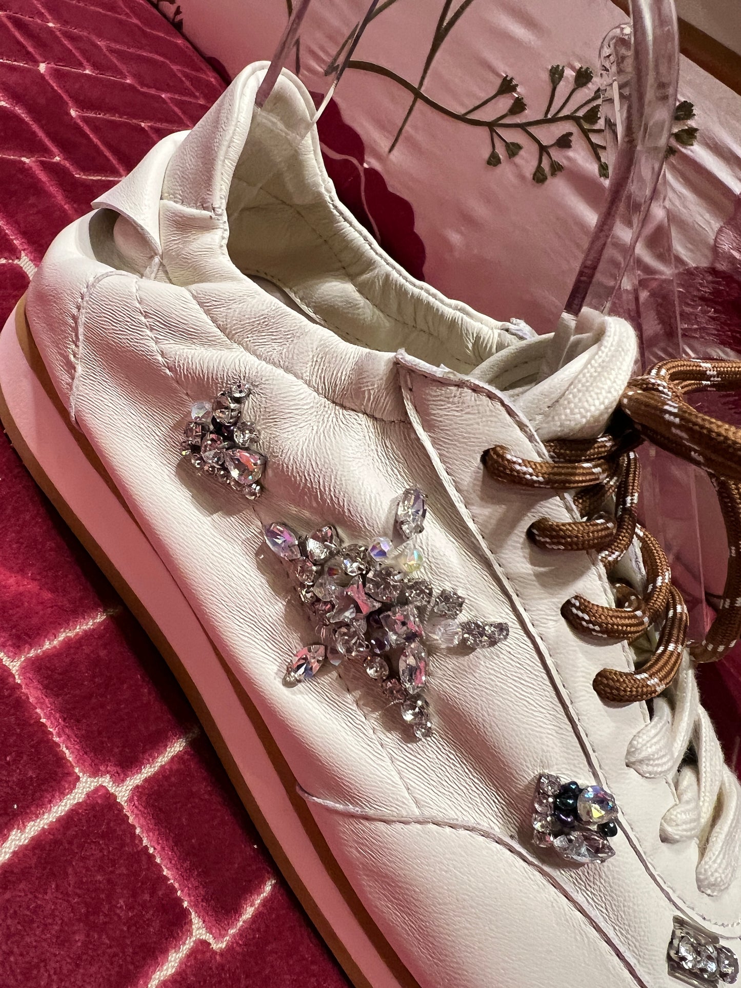 Nan-Ku sconto -30% sneaker di pelle ghiaccio con applicazioni stelle strass