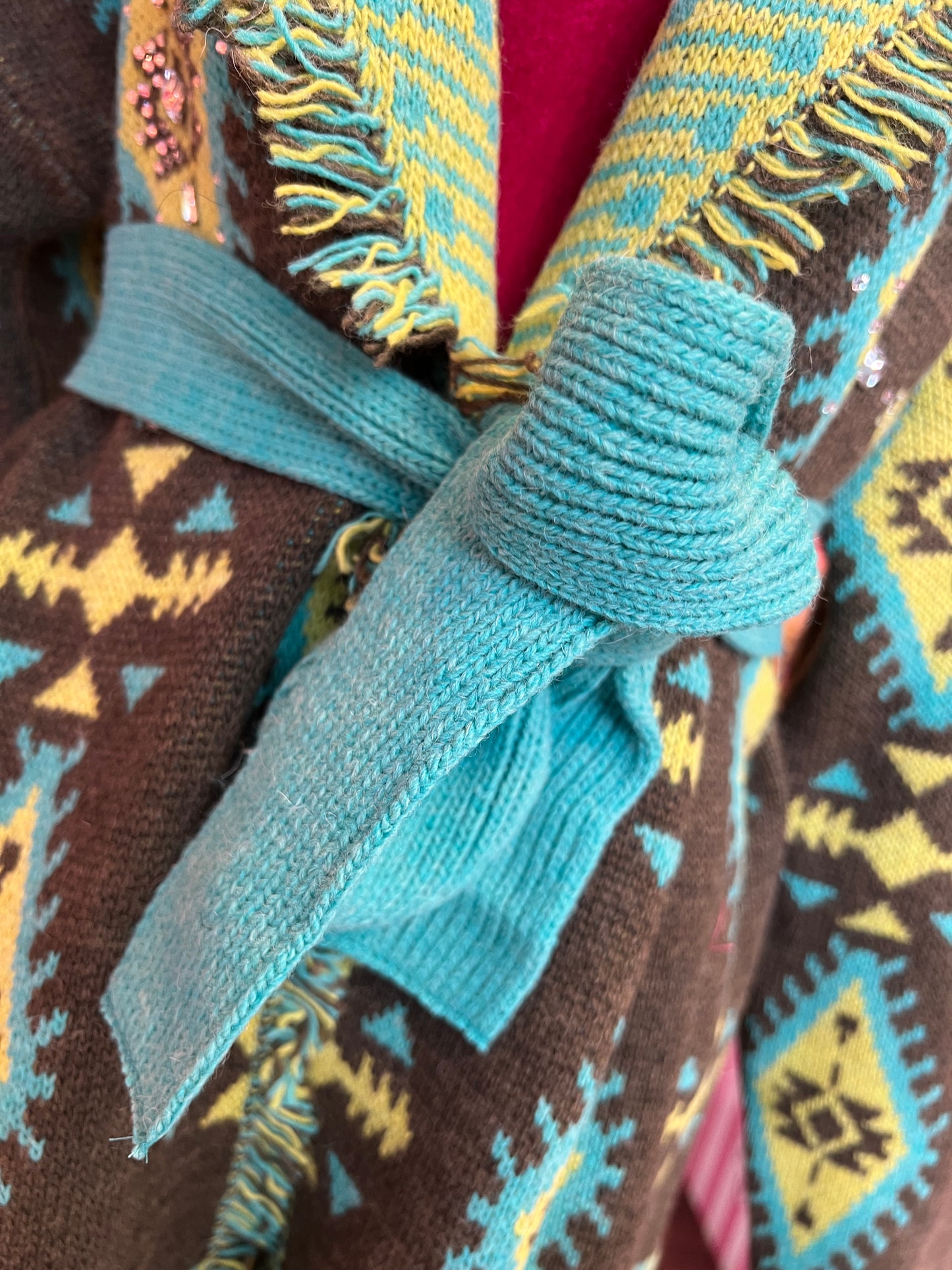 Colour market cardigan jacquard con cinta turchese, strass e frange verde militare e turchese
