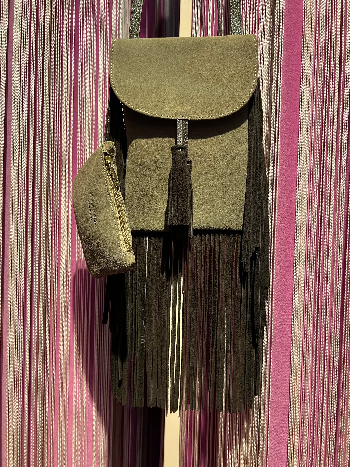 Love & roses tracollina in suede con frange , nappina e mini pochette, colore taupe