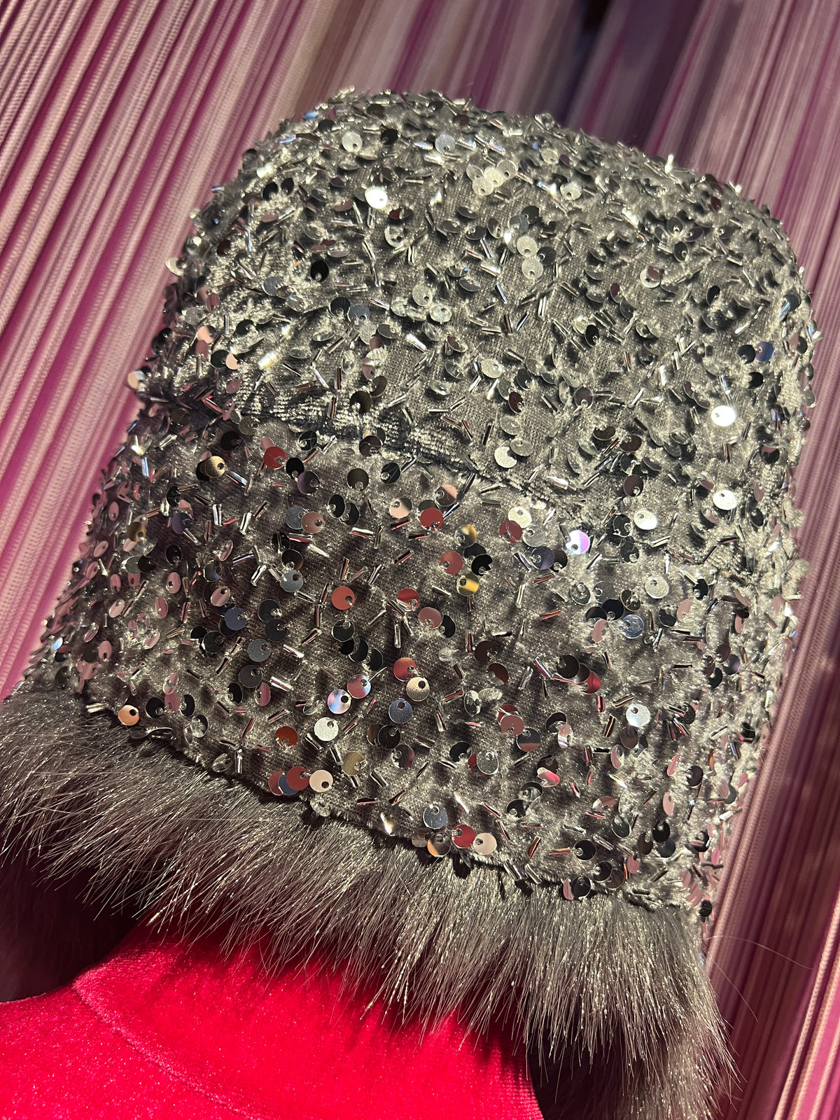 Colbacco in ecopelliccia e paillettes grigio